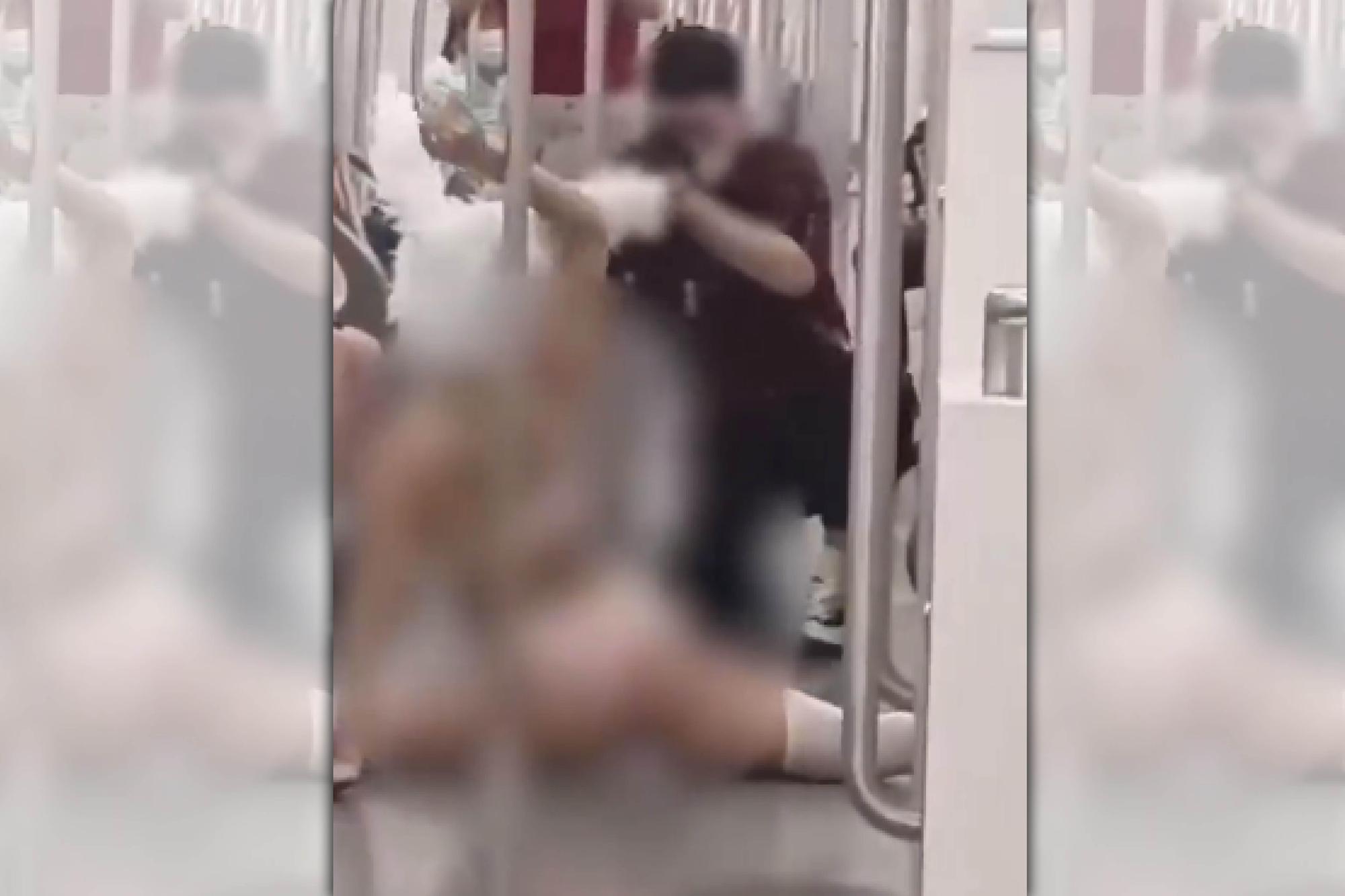 女子僅穿內衣在上海地鐵車廂大膽擺出各種姿勢拍攝宣傳照。（翻攝微博） 