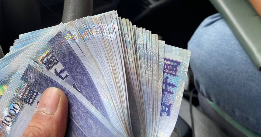 男子曬出日賺20張小朋友，令人羨煞。（翻攝爆廢公社公開版）