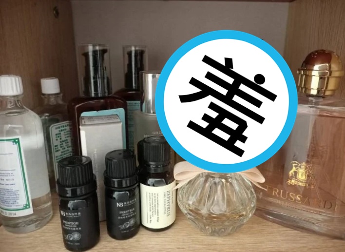 網友在家跟曖昧學弟聊香水話題，學弟原本伸手要拿其中一罐香水試噴時，意外發現是潤滑液，迅速收手裝作沒事。（翻攝自Dcard）