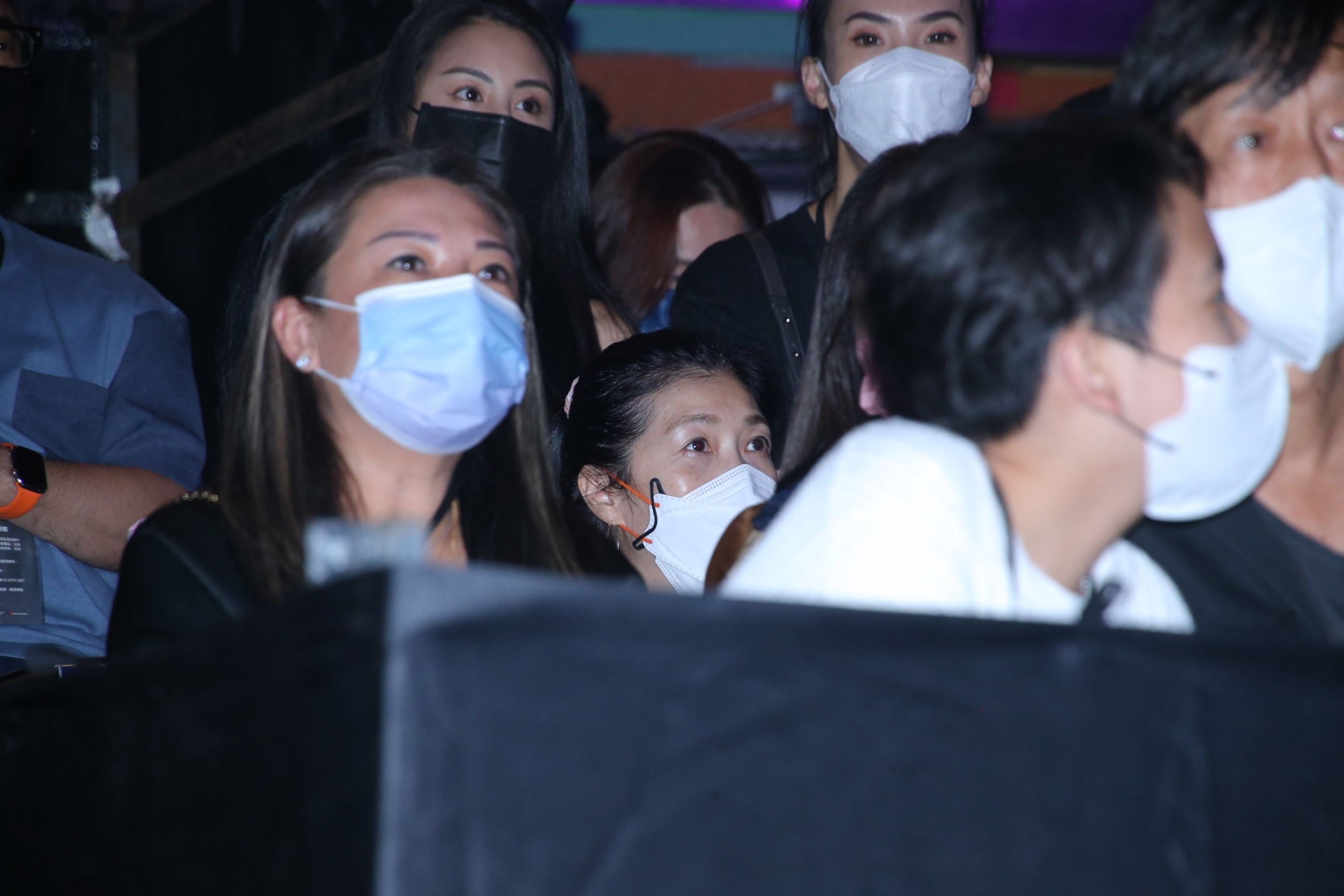 黃嘉千低調現身小巨蛋，力挺好友徐若瑄首次攻蛋。（讀者提供）