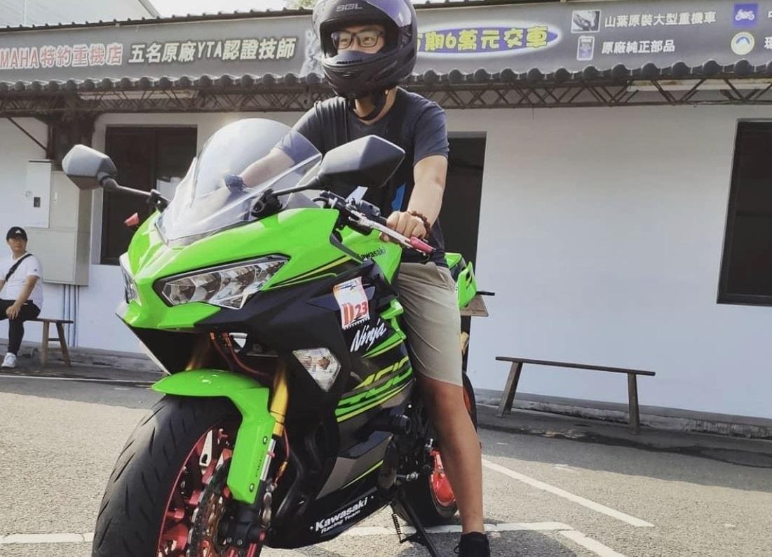 菜鳥警平日熱愛重機活動，卻因警譽跟車友鬧翻。（翻攝畫面）