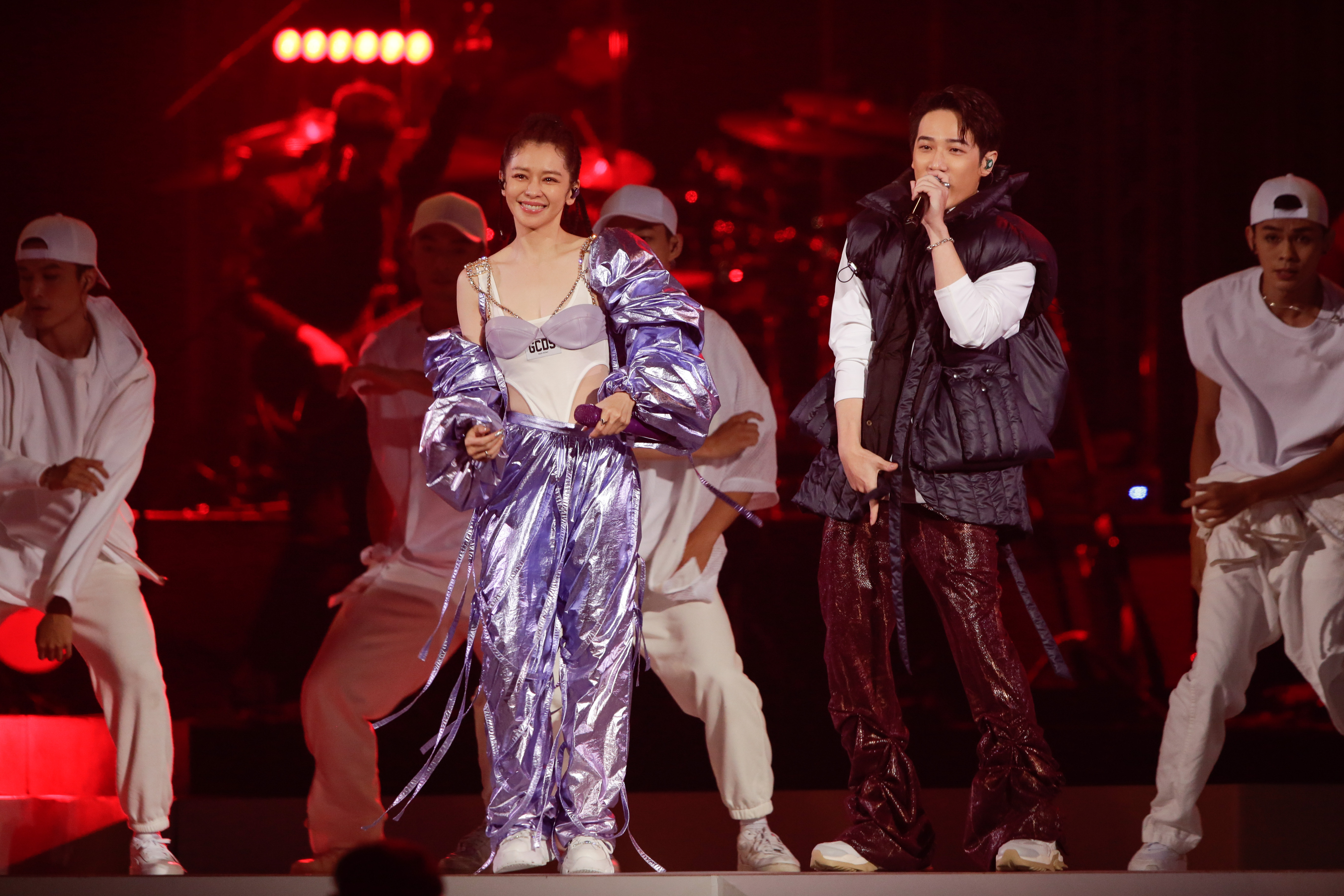 熊仔擔任徐若瑄演唱會嘉賓，開玩笑表示「來幫導演節省時間」。