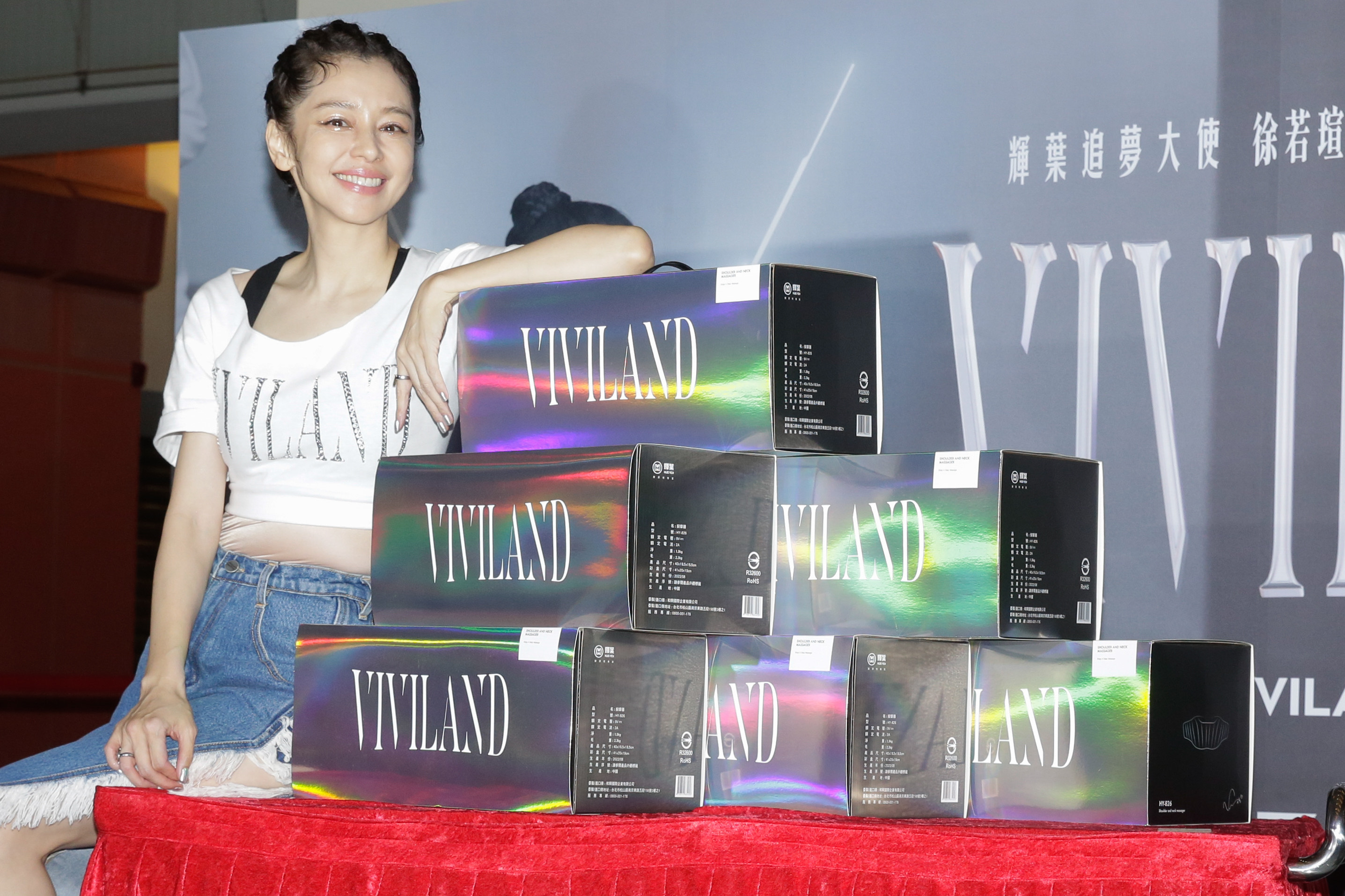 徐若瑄慶功以「按摩器塔」取代「香檳塔」。