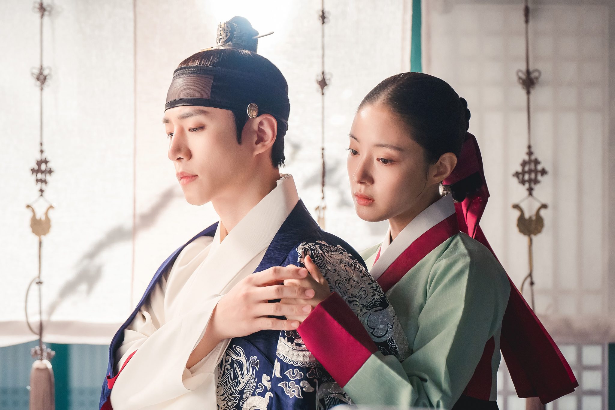 李俊昊（左）、李世榮（右）主演的韓國史劇《衣袖紅鑲邊》是本年度叫好又叫座的熱播戲。（friDay影音提供）