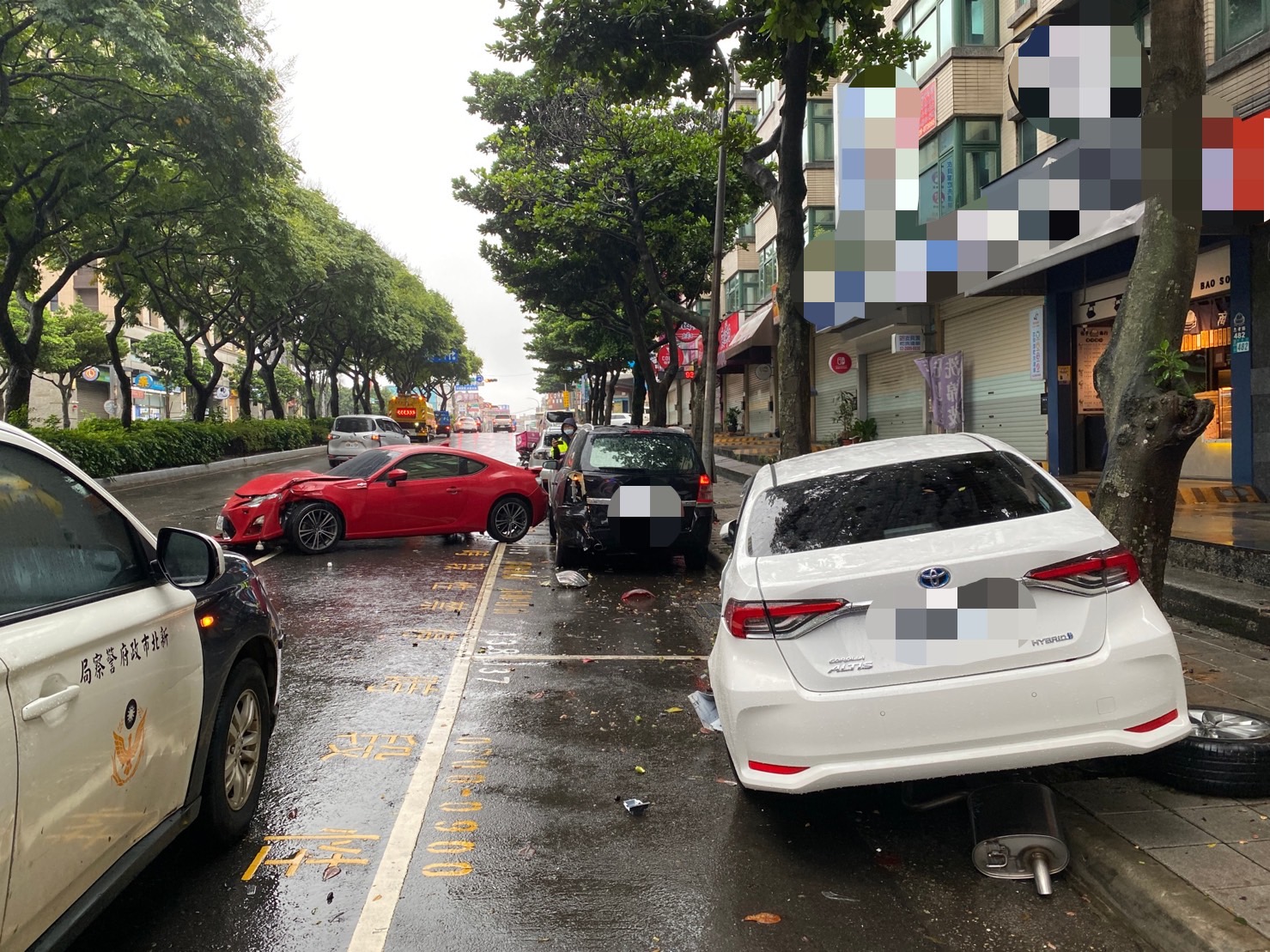 紅色自小客車衝撞路邊車輛。(警方提供)