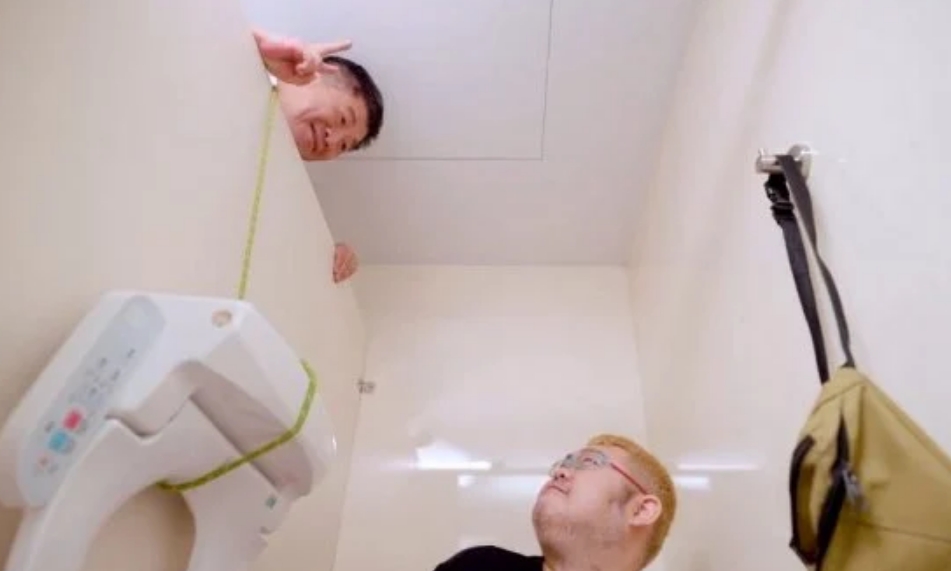 民進黨台北市長候選人陳時中昨提出的公共廁所換裝免治馬桶的政見，因偷窺宣傳片引發爭議，如今衛生疑慮也掀起討論。（翻攝自畫面）