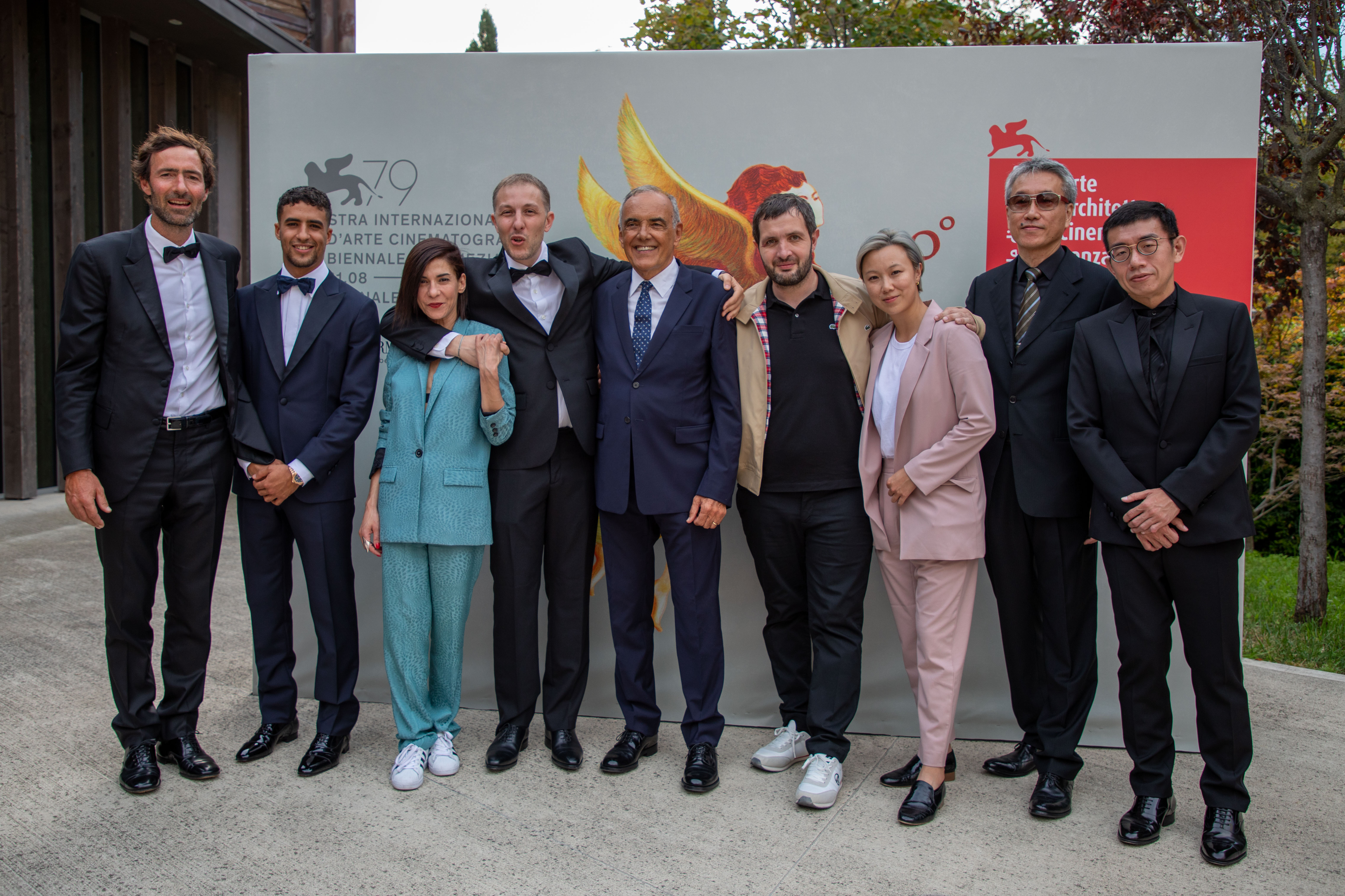 《為了國家》台北時間3日深夜於威尼斯影展舉行世界首映，包括導演哈希德阿米（左4）、演員卡里姆萊克盧（右4）、沙伊恩布曼丁（左2）等人出席。（文策院提供）