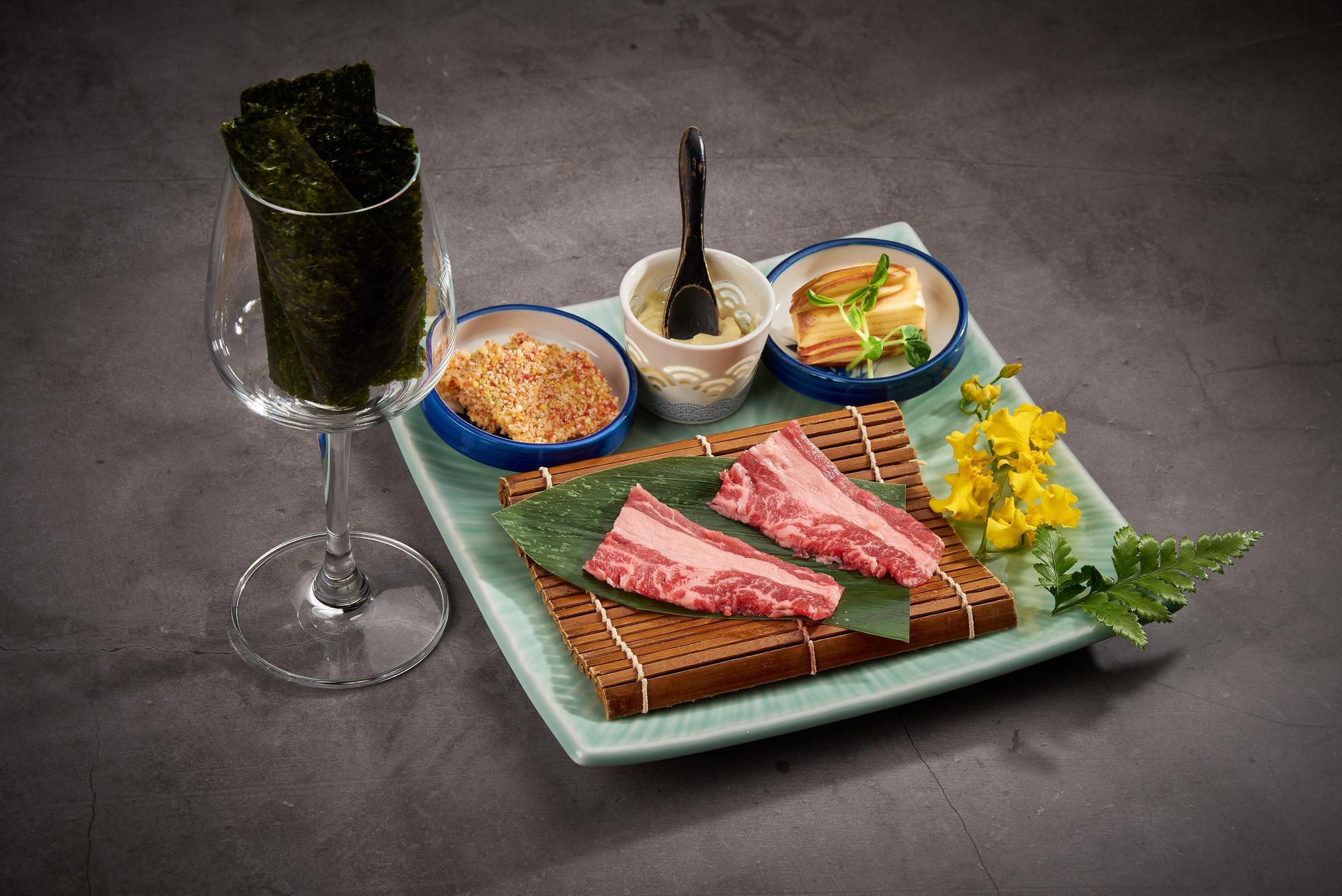 「腹肉五花米香手卷」包入豐盛蔬果和米香脆餅,吃來卡滋卡滋,鮮鹹帶勁。(燒肉の名門·赤虎提供)