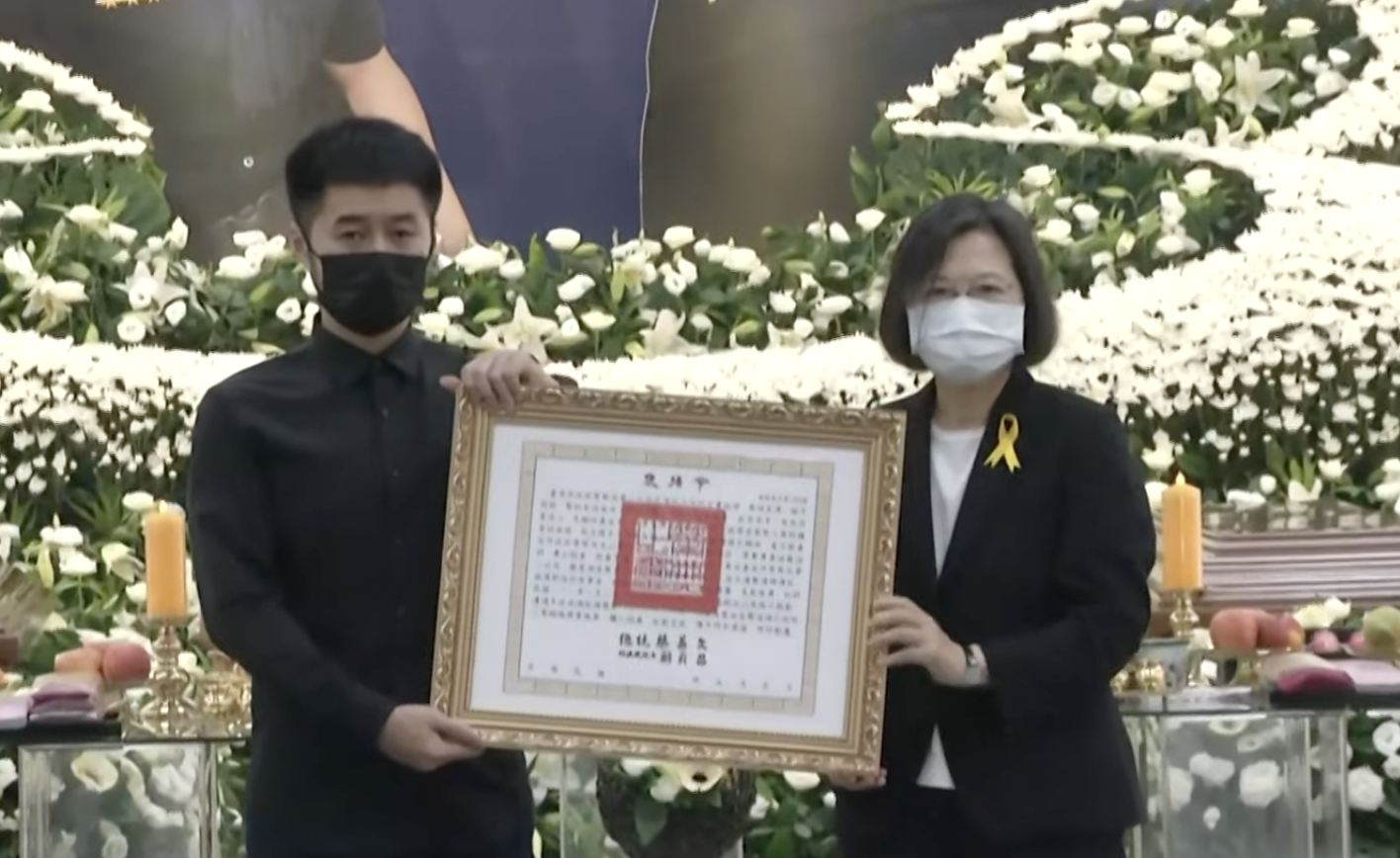 蔡英文頒發褒揚令給曹瑞傑家屬。（翻攝畫面）