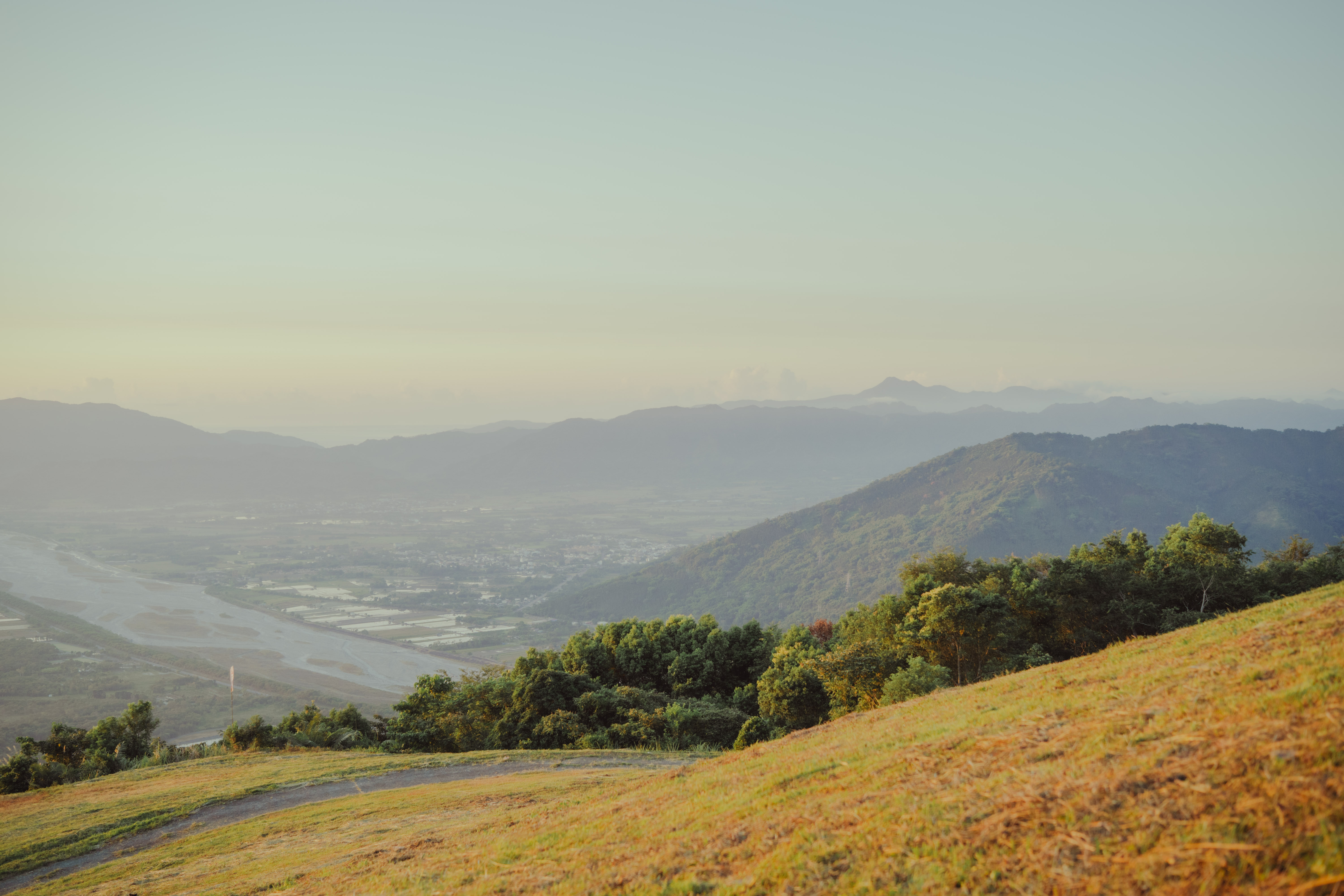 「丘丘‧森旅」位於中央山脈及海岸山脈中的一片草原上。（丘丘‧森旅提供）