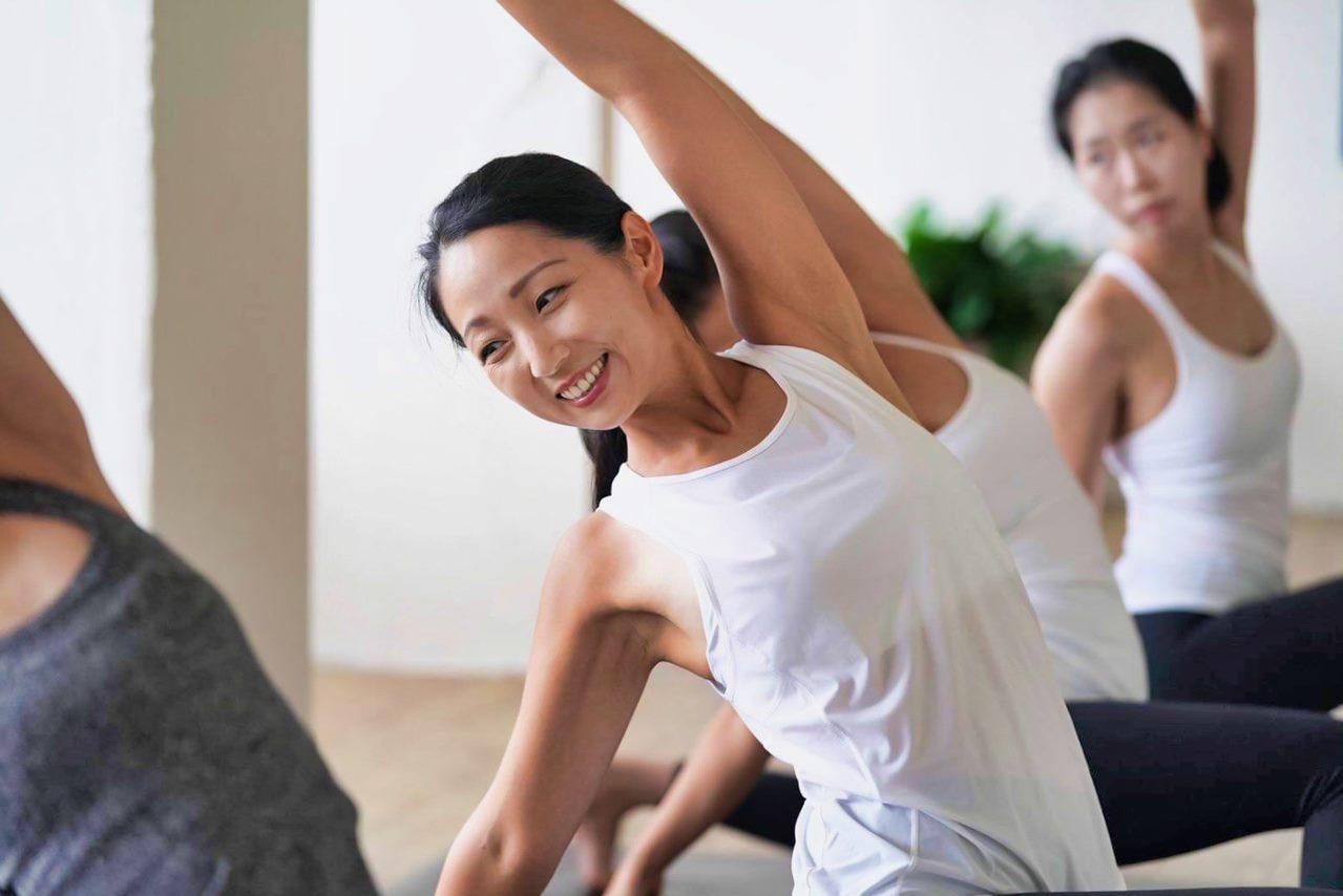 「心流靜旅」營運總監為Origin Yoga & Wellness 起源瑜伽創辦人Lydia。（丘丘‧森旅提供）
