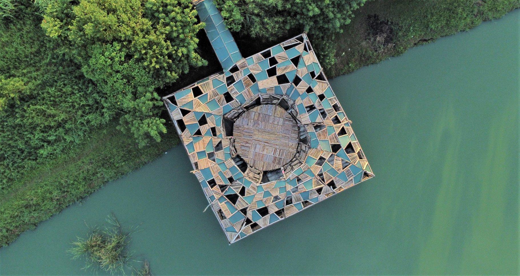 迎接秋季,台灣各地有各種美好的藝術季。圖為桃園地景藝術節作品《在水一方》。