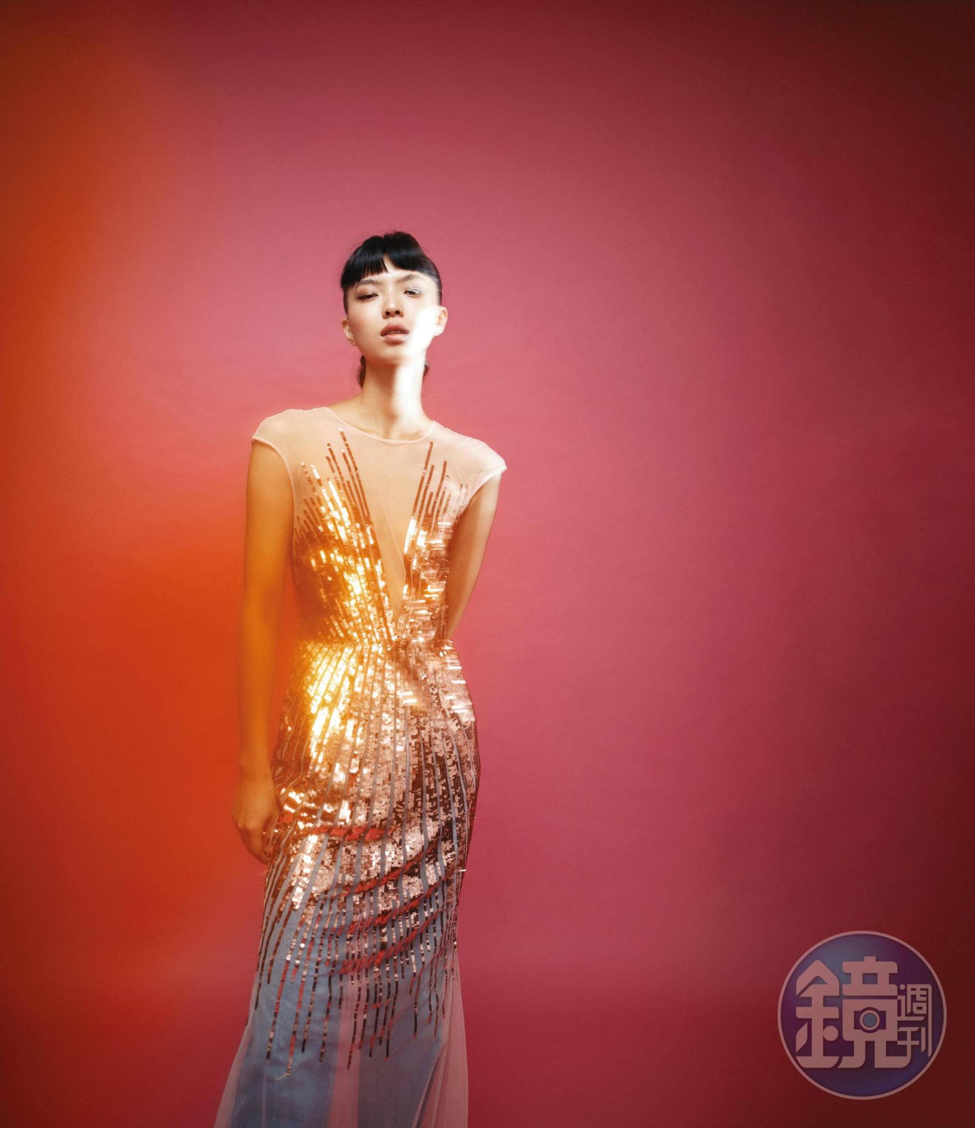 亮片透膚長禮服 NT$62,800 by BLUMARINE／牛仔長褲 價格店洽 by SANDRO