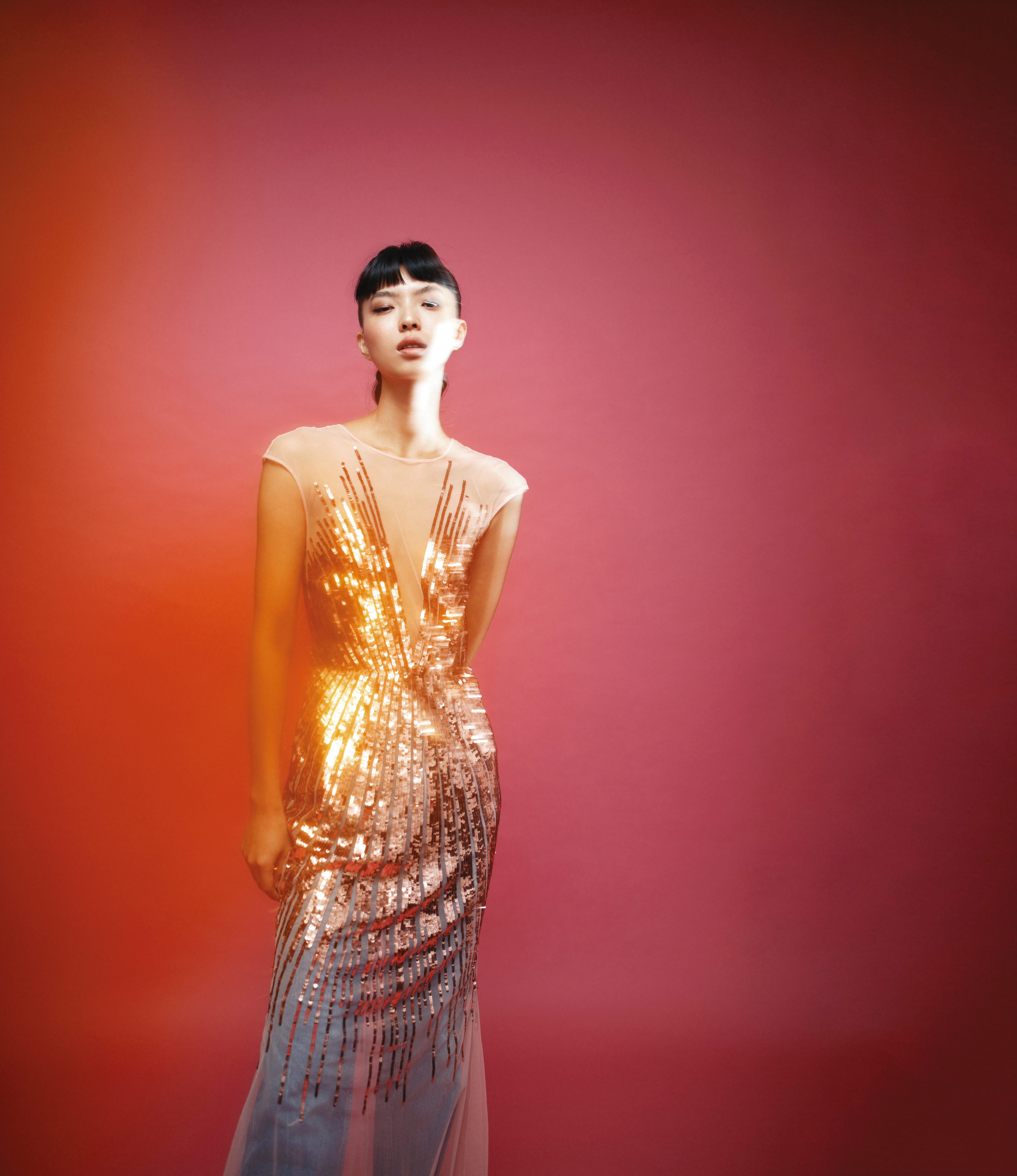 亮片透膚長禮服 NT$62,800 by BLUMARINE／牛仔長褲 價格店洽 by SANDRO