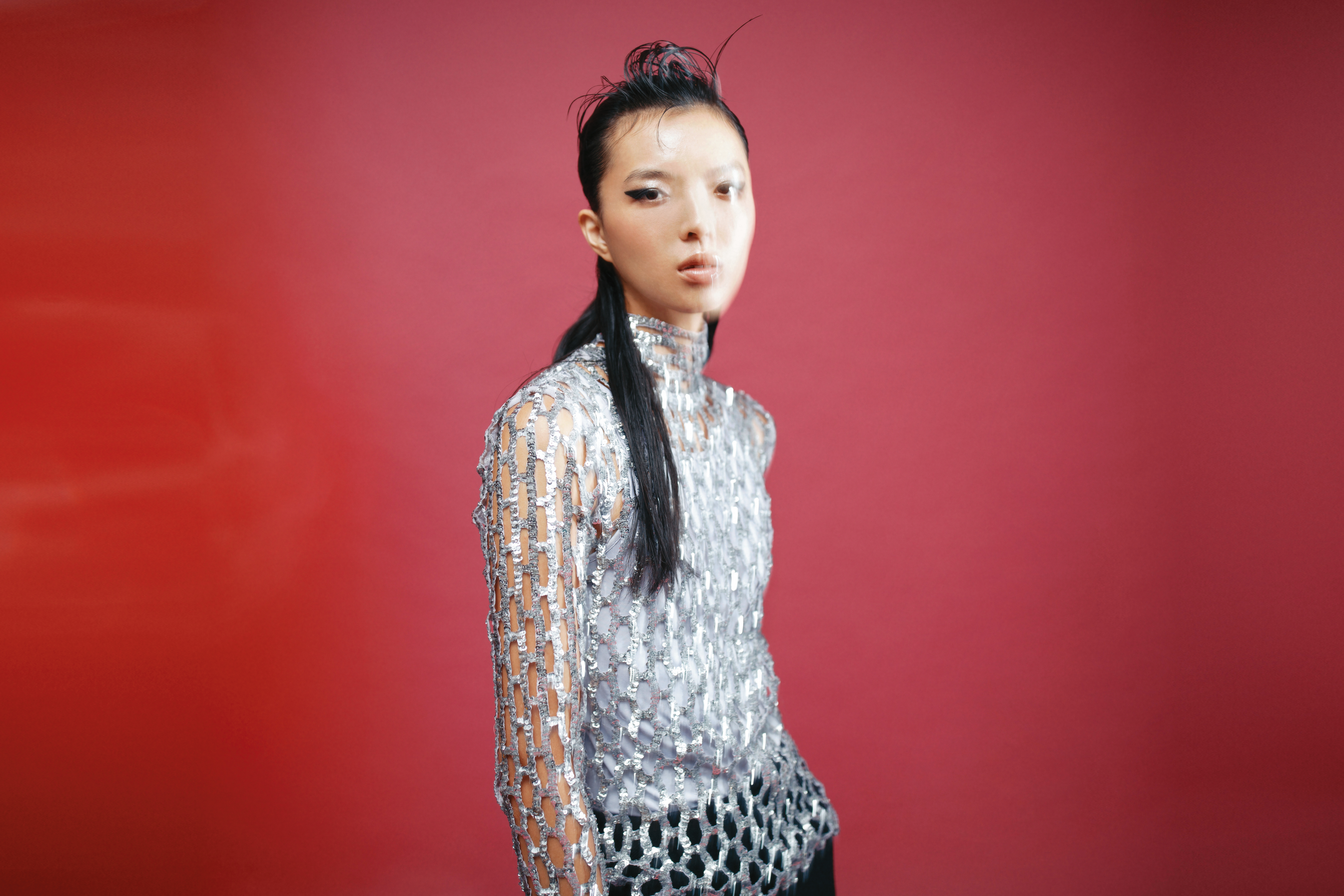 紫色亮片透視上衣（附內搭） NT$37,800 by MSGM／拼接材質透視裙 NT$80,000 by PRADA