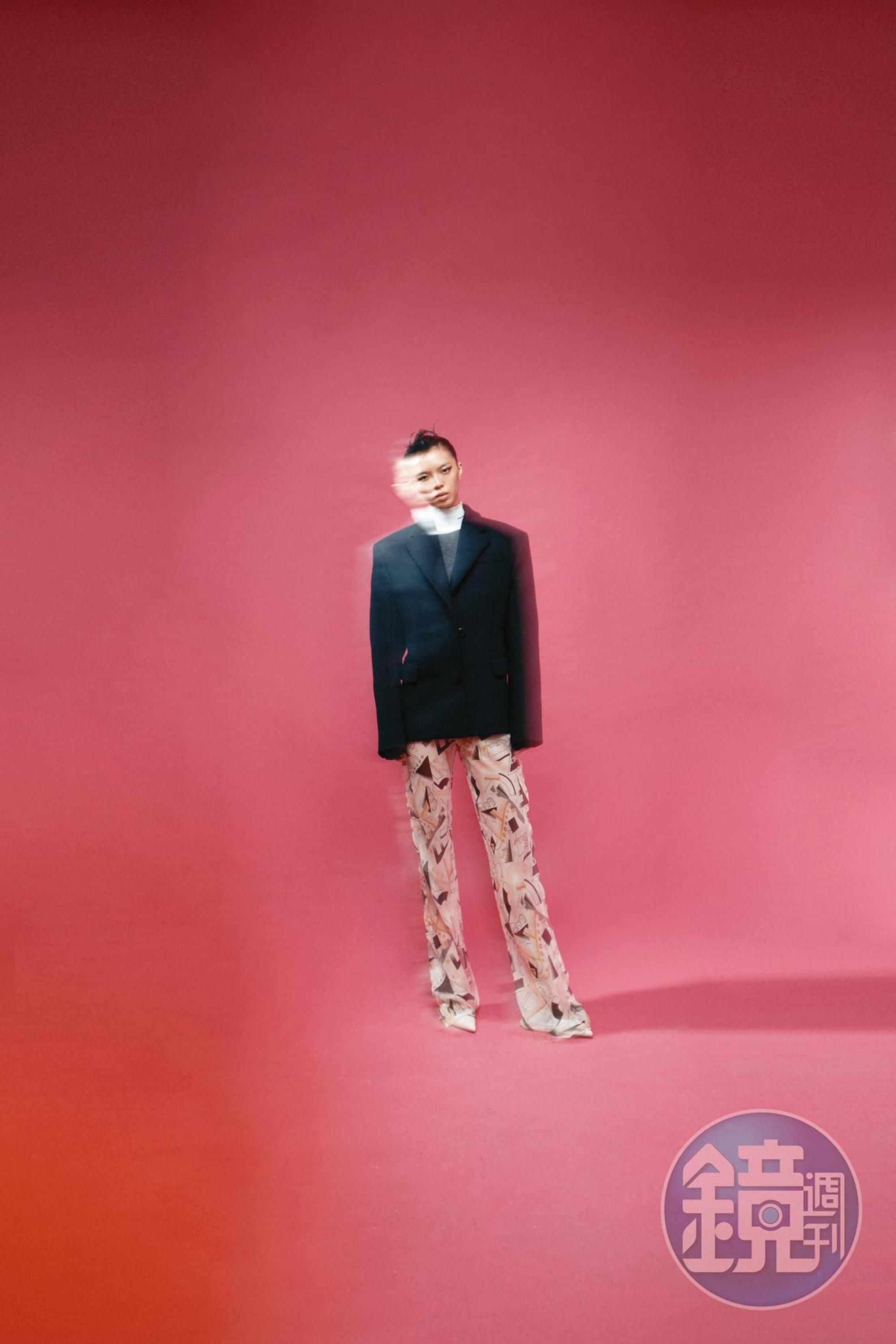 黑色西裝外套 NT$145,000、拼接白領針織衫 NT$55,000 by PRADA／幾何印花透視長褲 NT$59,000、白色First尖頭高跟鞋 NT$45,000 by FENDI