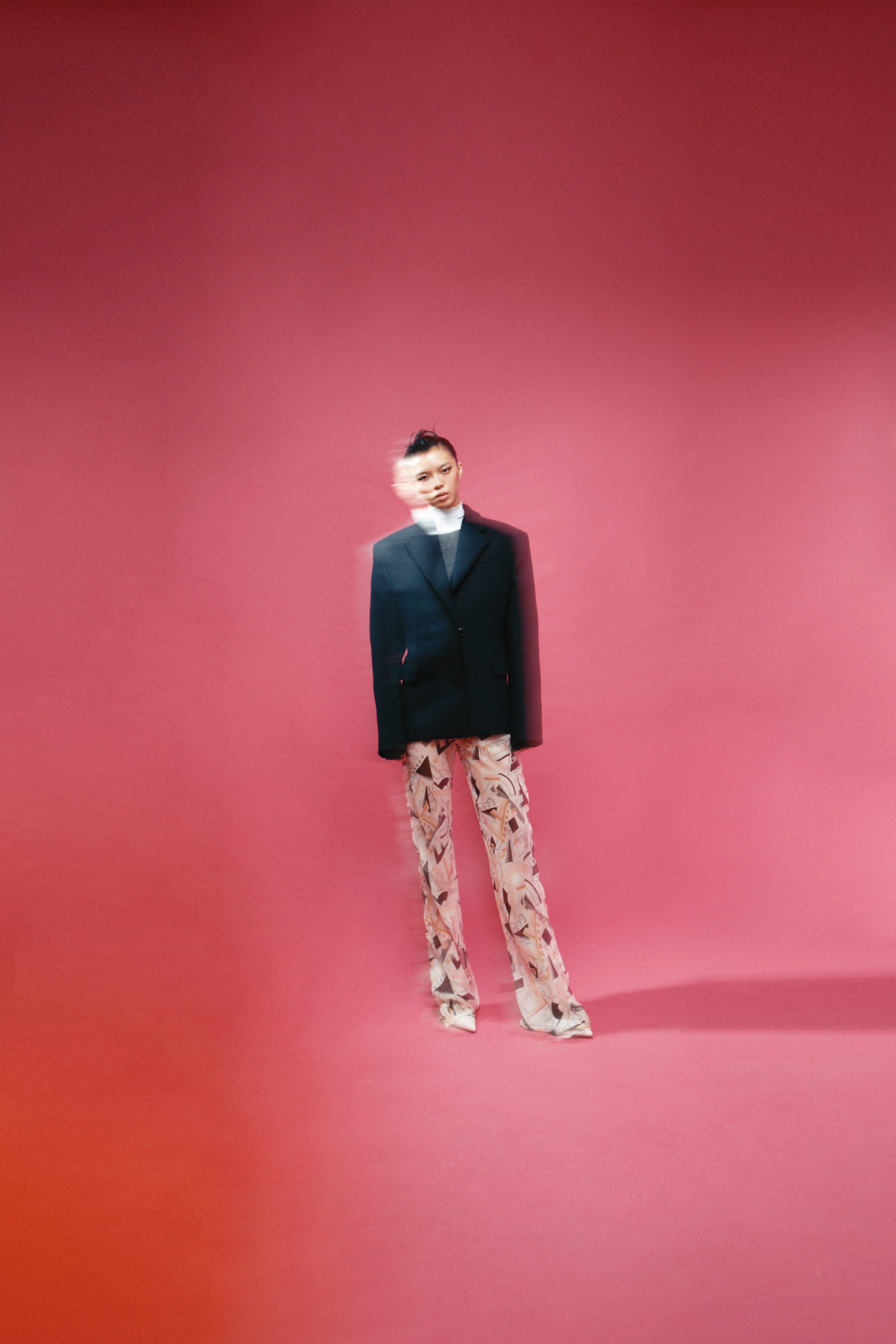 黑色西裝外套 NT$145,000、拼接白領針織衫 NT$55,000 by PRADA／幾何印花透視長褲 NT$59,000、白色First尖頭高跟鞋 NT$45,000 by FENDI