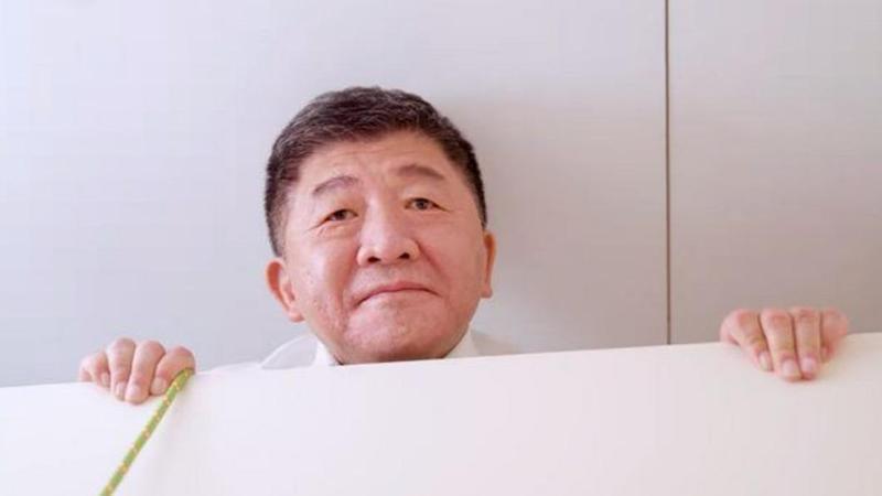 陳時中拍攝影片中，模仿「陳菊.jpg」的哏圖，結過卻被外界認為是類似「偷窺」的情境。（陳時中辦公室提供）