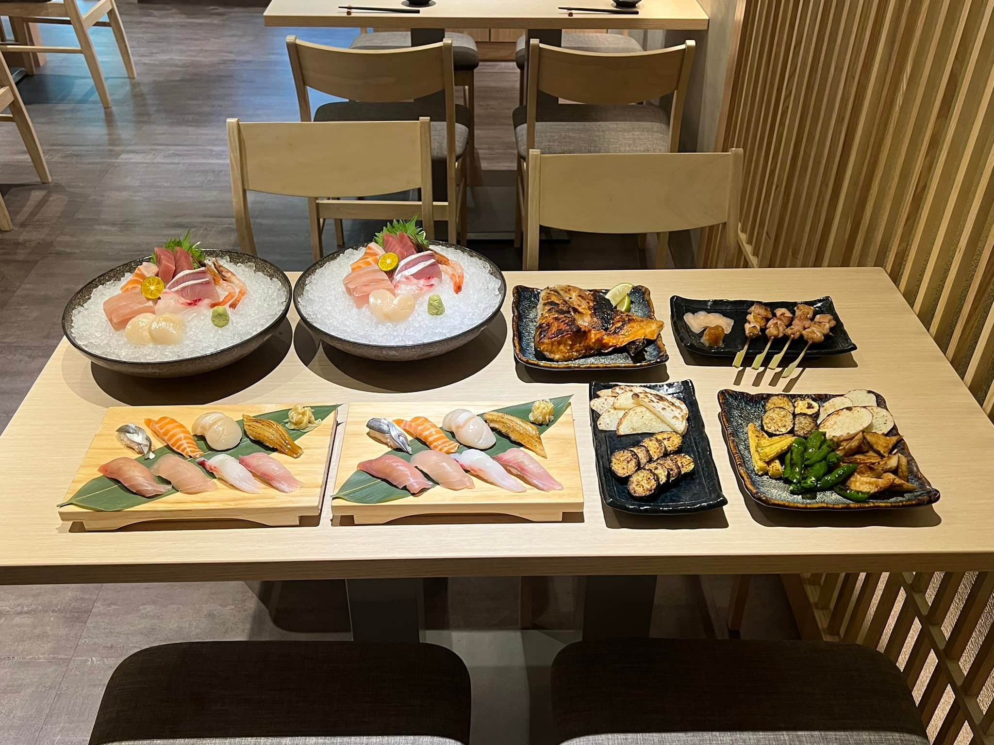 一組客人前往用餐卻嫌餐點貴、還吃不飽，業者發文討拍但風向並未站在他這邊。（翻攝自爆怨公社）