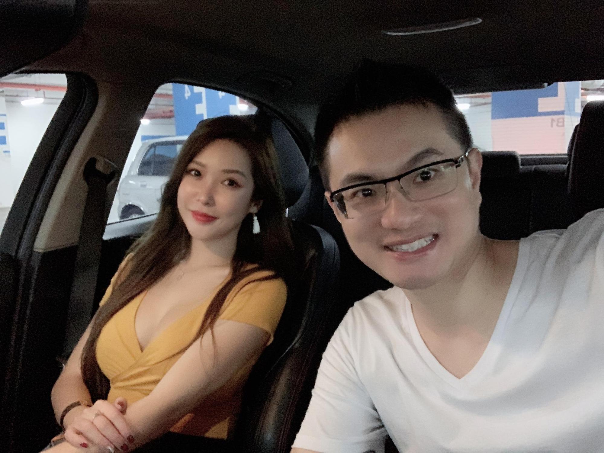 江昭上的臉書上，有很多跟網美合影的照片。（翻自臉書）