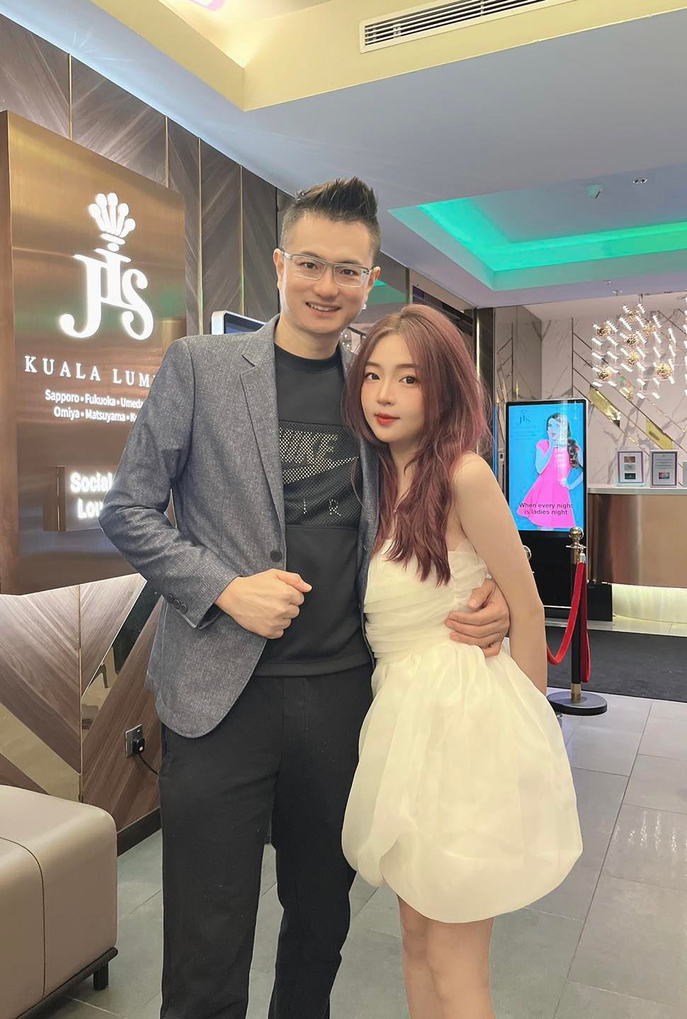 江昭上喜歡找正妹合影。（翻自臉書）
