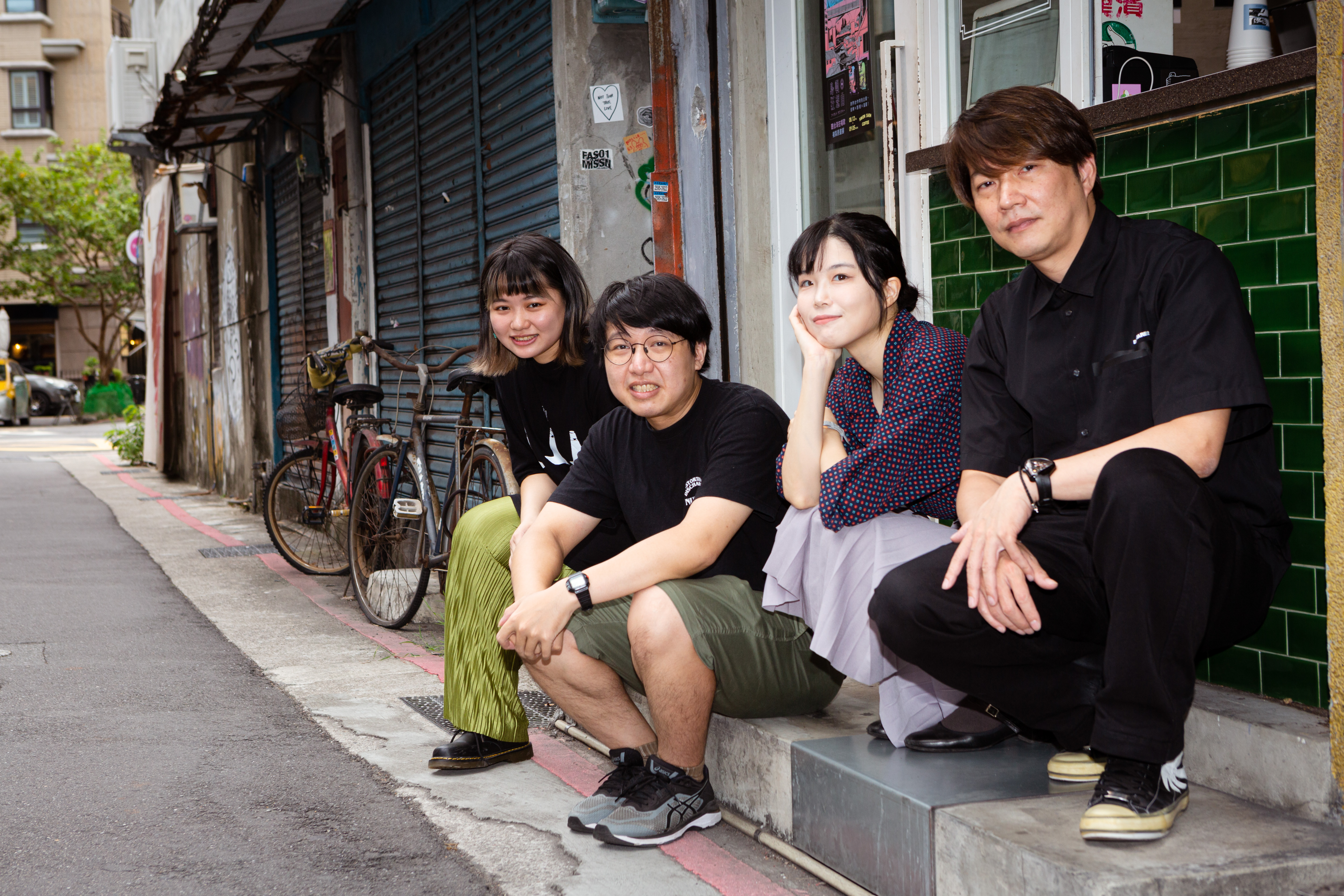 參與《島嶼狂想曲》的漫畫家由蓋亞漫畫部總編輯李亞倫（右起）邀集，左萱、日安焦慮、森森sen各創作一篇短篇故事。