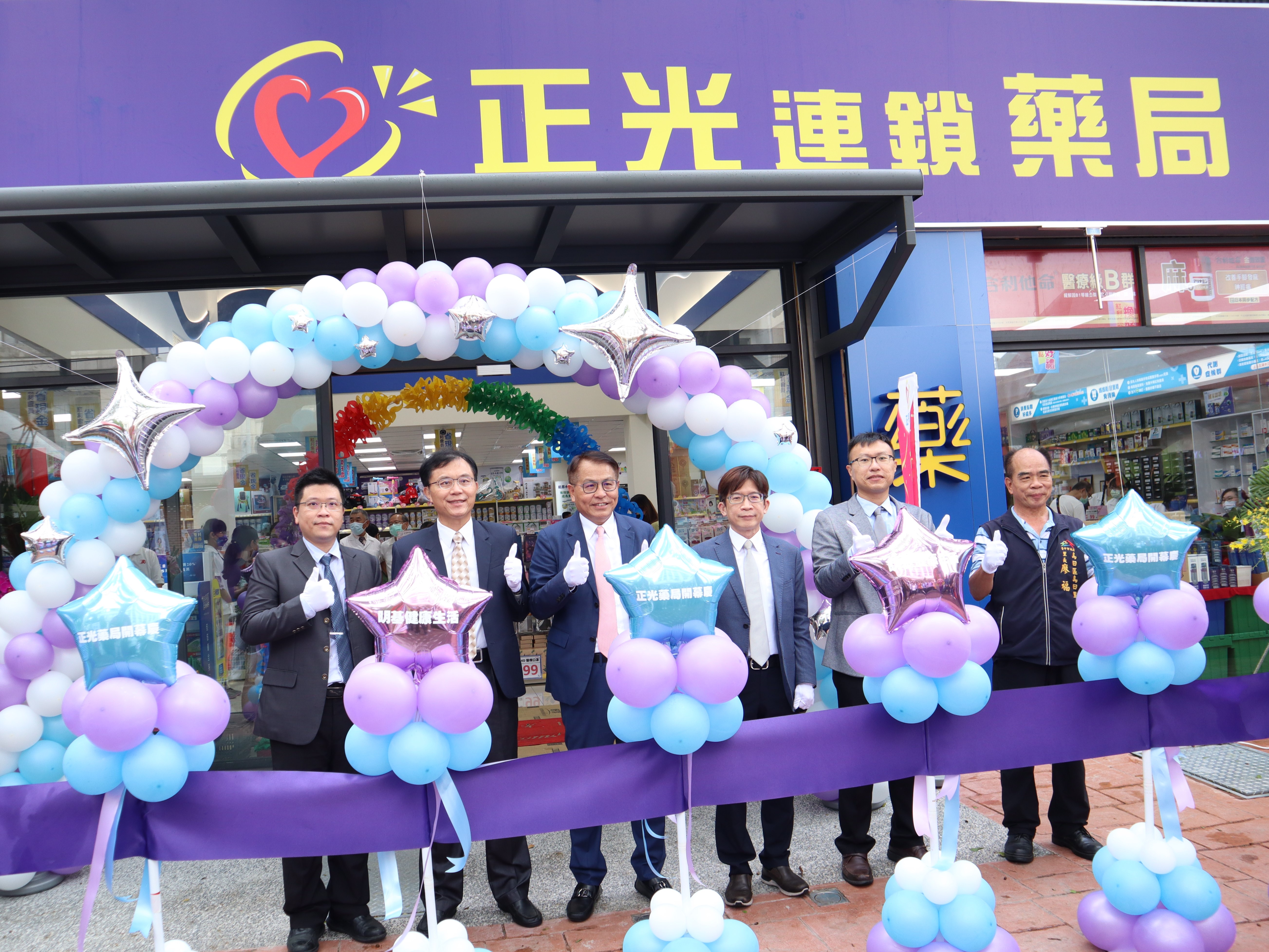 明基健康生活與正光連鎖藥局攜手，於台中烏日打造OMO智慧藥局二代店，翻轉傳統藥局經營型態。（明基健康生活提供）