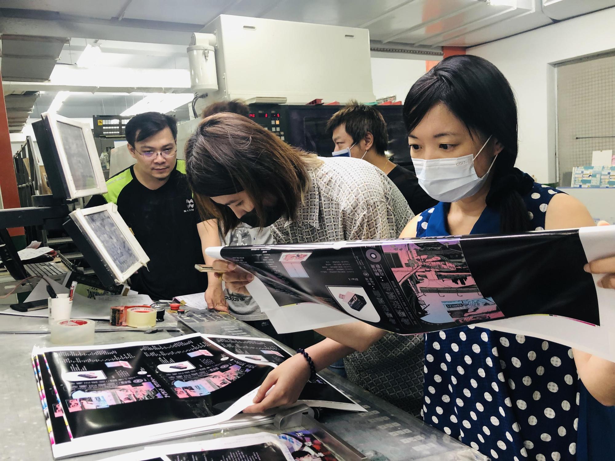 書中歌詞版權及導聆撰文由好旅文創負責洽談。圖為節目製作人辛翠芸（右1）於印刷廠看印。（好旅文創提供）