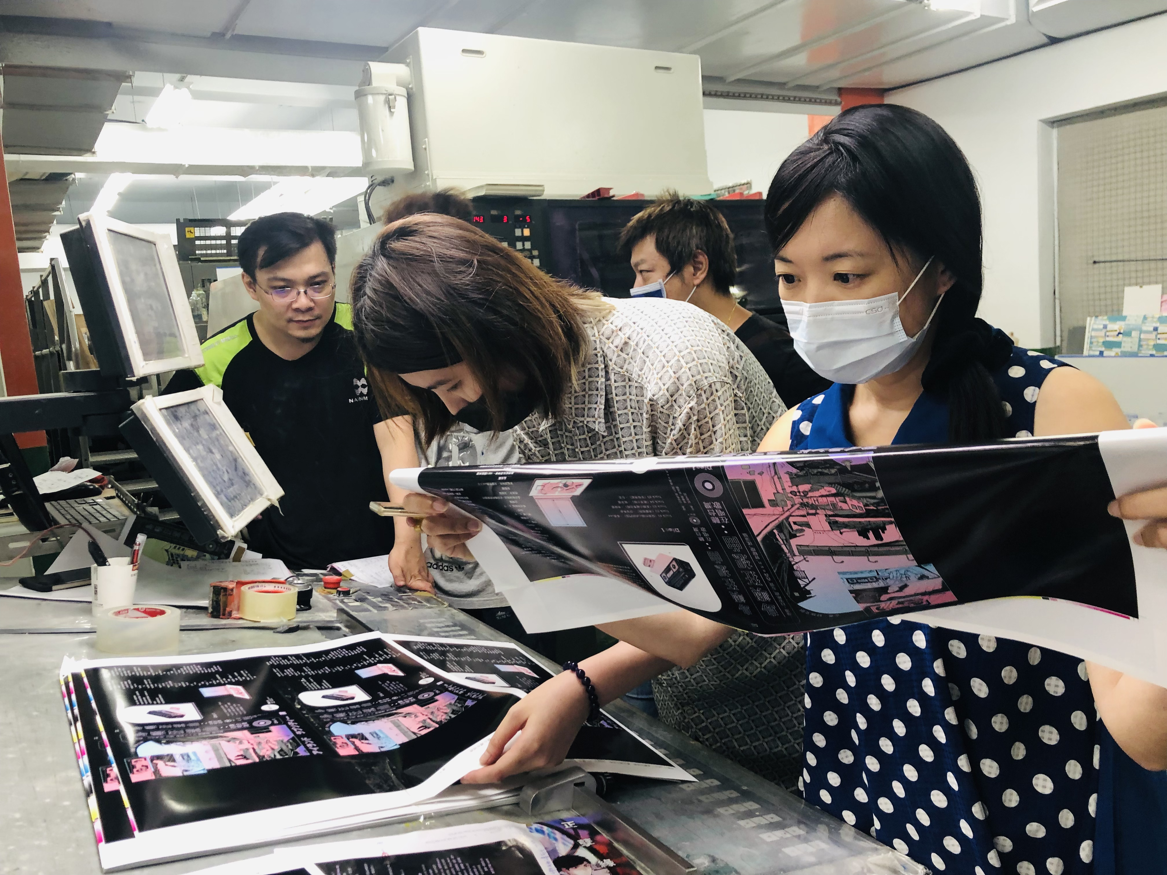 書中歌詞版權及導聆撰文由好旅文創負責洽談。圖為節目製作人辛翠芸（右1）於印刷廠看印。（好旅文創提供）