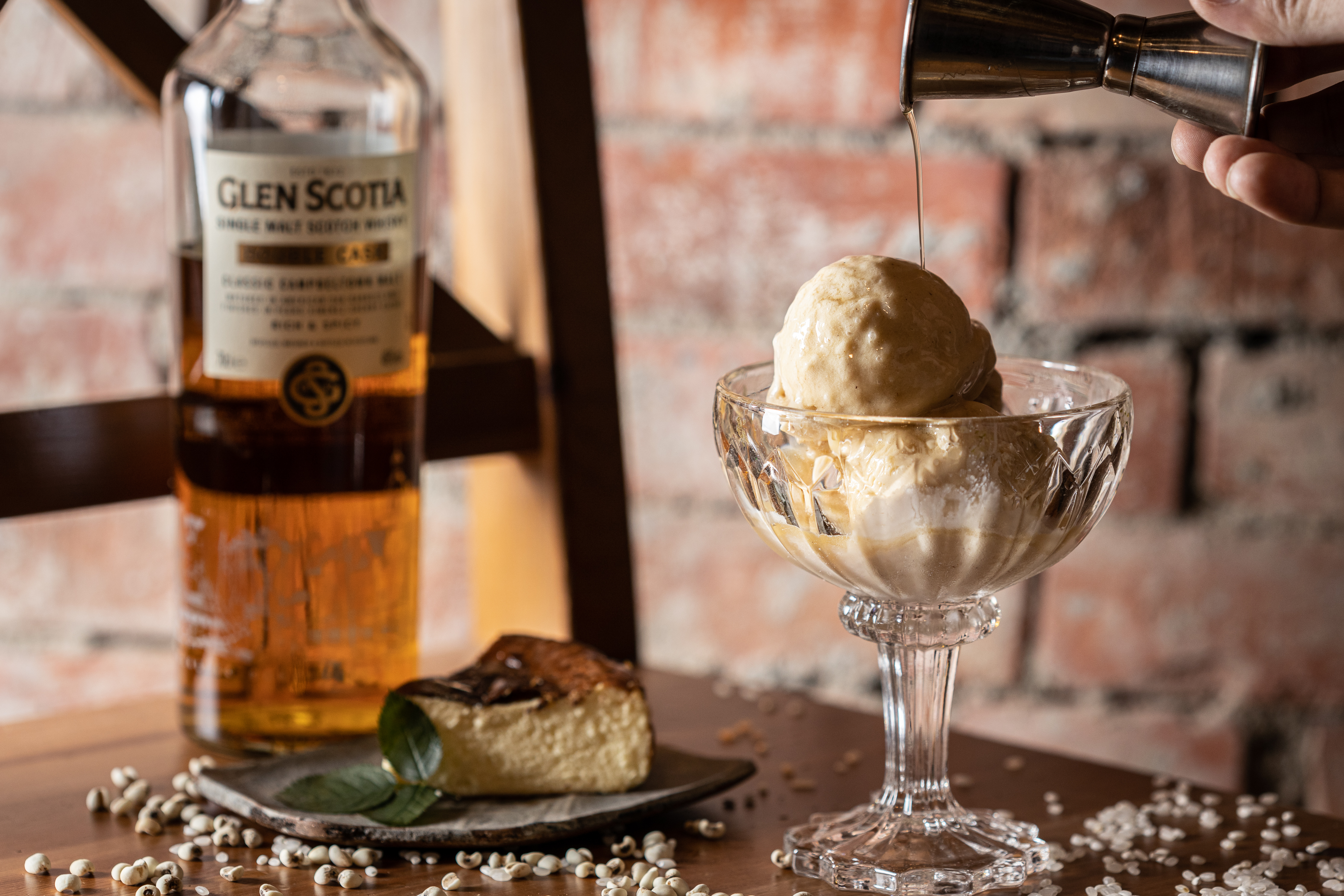 「巴斯克格蘭帝乳酪蛋糕」濃醇乳酪交雜酒香有如成人甜點，淋些威士忌更帶勁。（348元／12oz，盒）