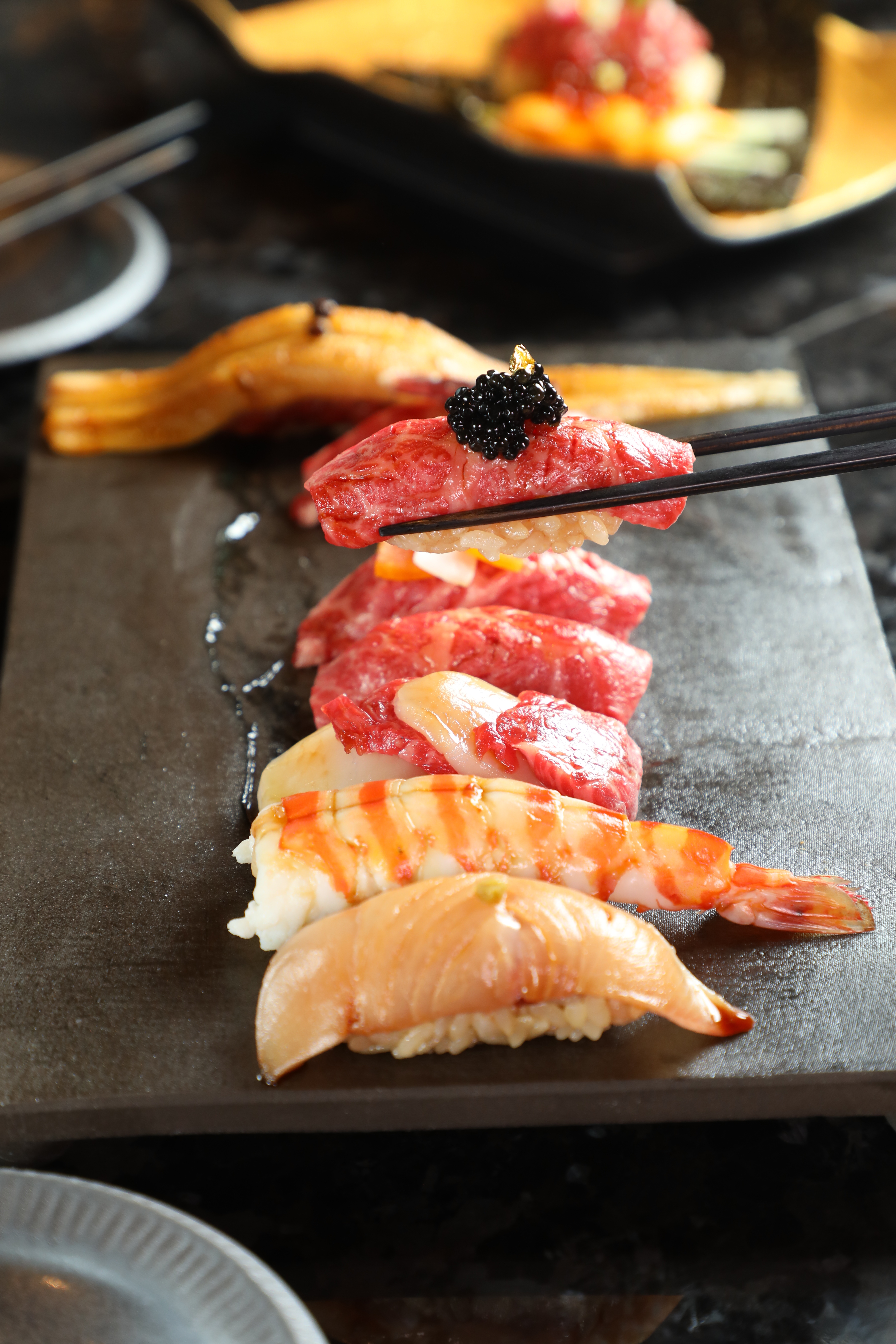 「和牛握壽司盛合」用魚子醬、烏魚子、當季鰤魚等珍味襯托澳洲和牛的鮮甜，斷筋處理得當，不怕難咬。（960元／8貫）