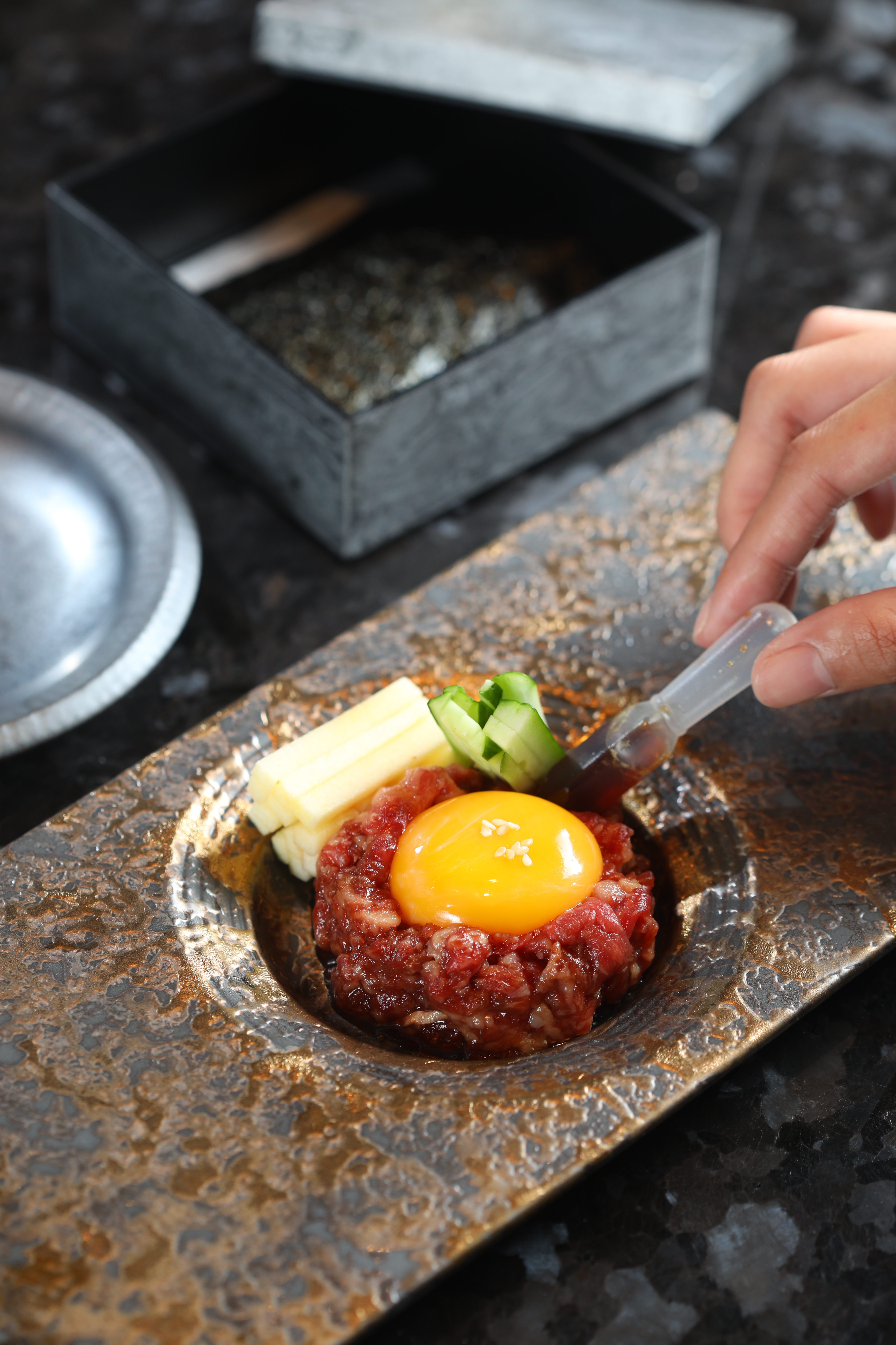 生拌牛肉「韓式和牛韃靼」展現對食材的信心，醇滑蛋黃裹著肉香，敢吃生肉者必點。（380元／份）