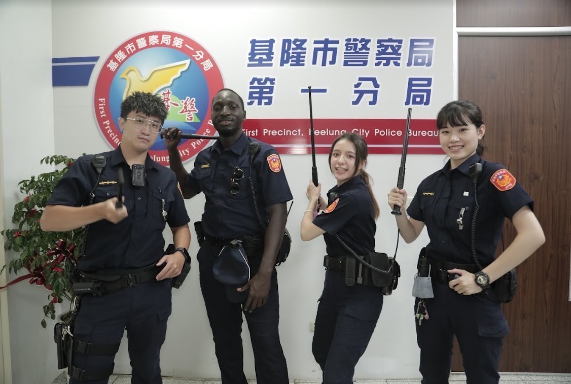 網紅黑龍（左2）、Inna（右2）同赴派出所，體驗一日警察的生活。