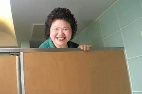 陳時中拍攝影片中，模仿「陳菊.jpg」的哏圖，結過卻被外界認為是類似「偷窺」的情境。（翻攝自網路）