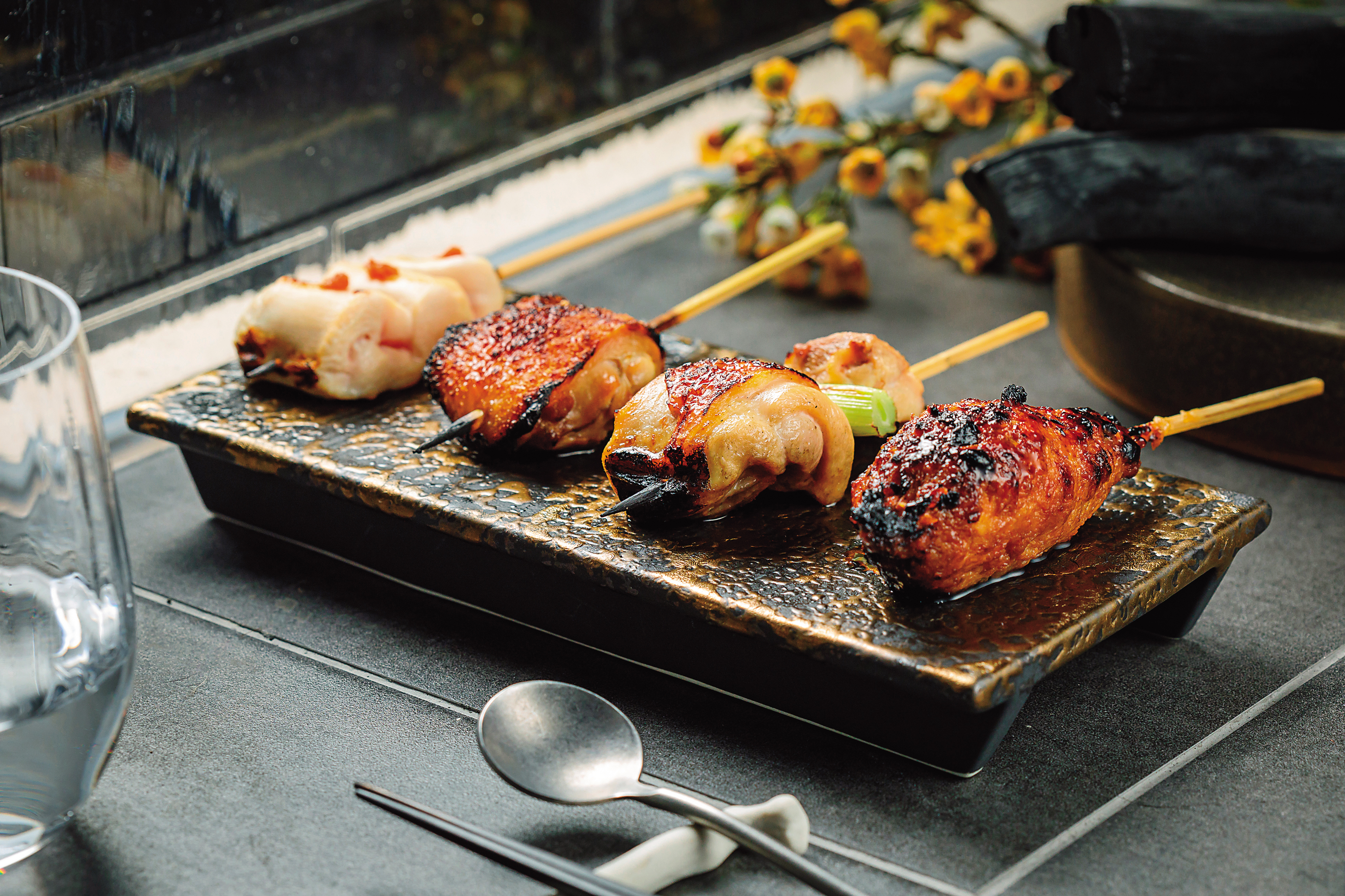 「雞胸」（左起）「阿基里斯腱」「正肉」「雞肉丸」依照肉質特性搭配寒造里熟成辣椒、台灣蒜苗心、久養祕方醬汁等，展現雞的千姿百態。