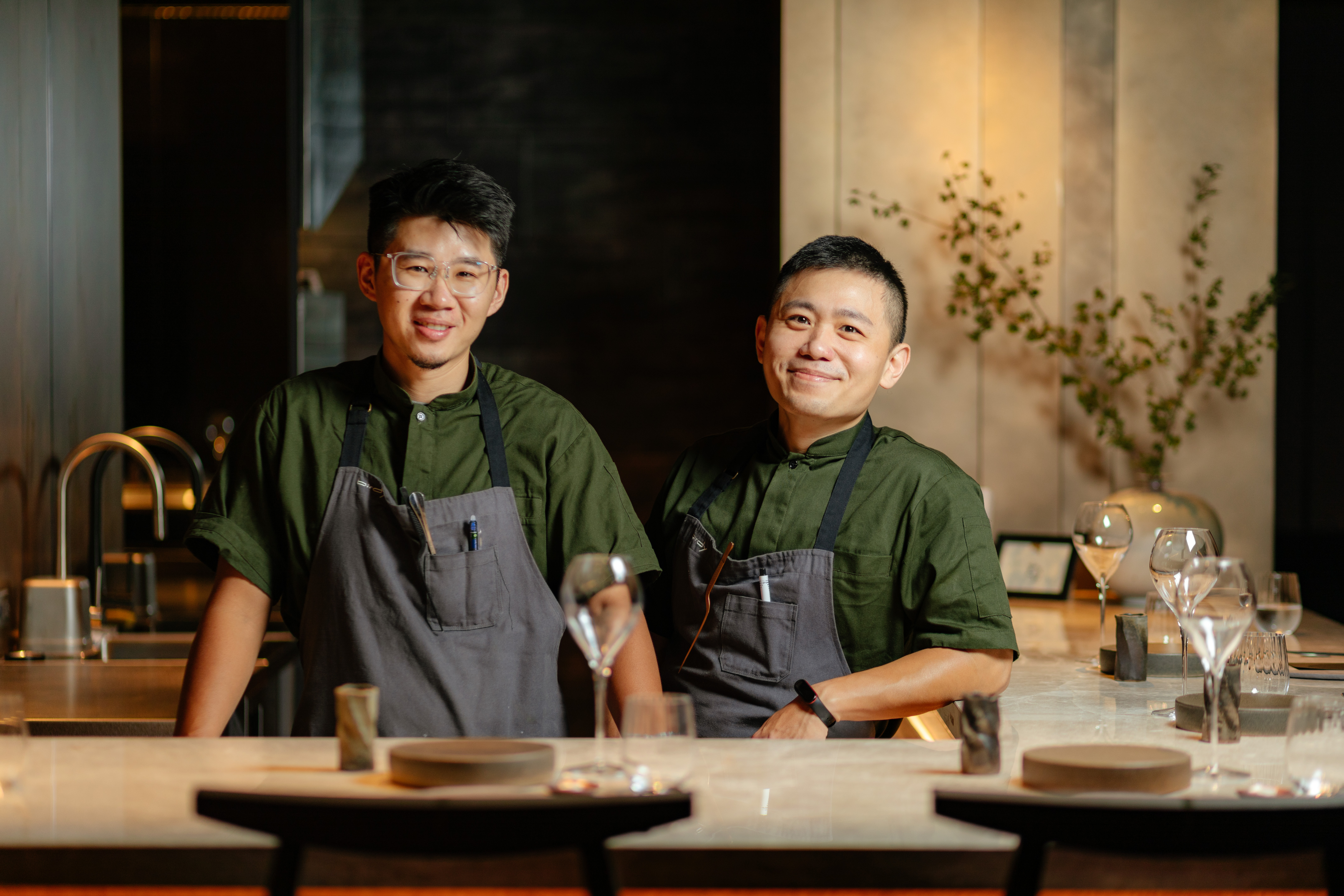 黃晨睿（右）和楊富雄（左）2位主廚是大學學長和學弟，雖非科班出身，卻也更不受框架限制。