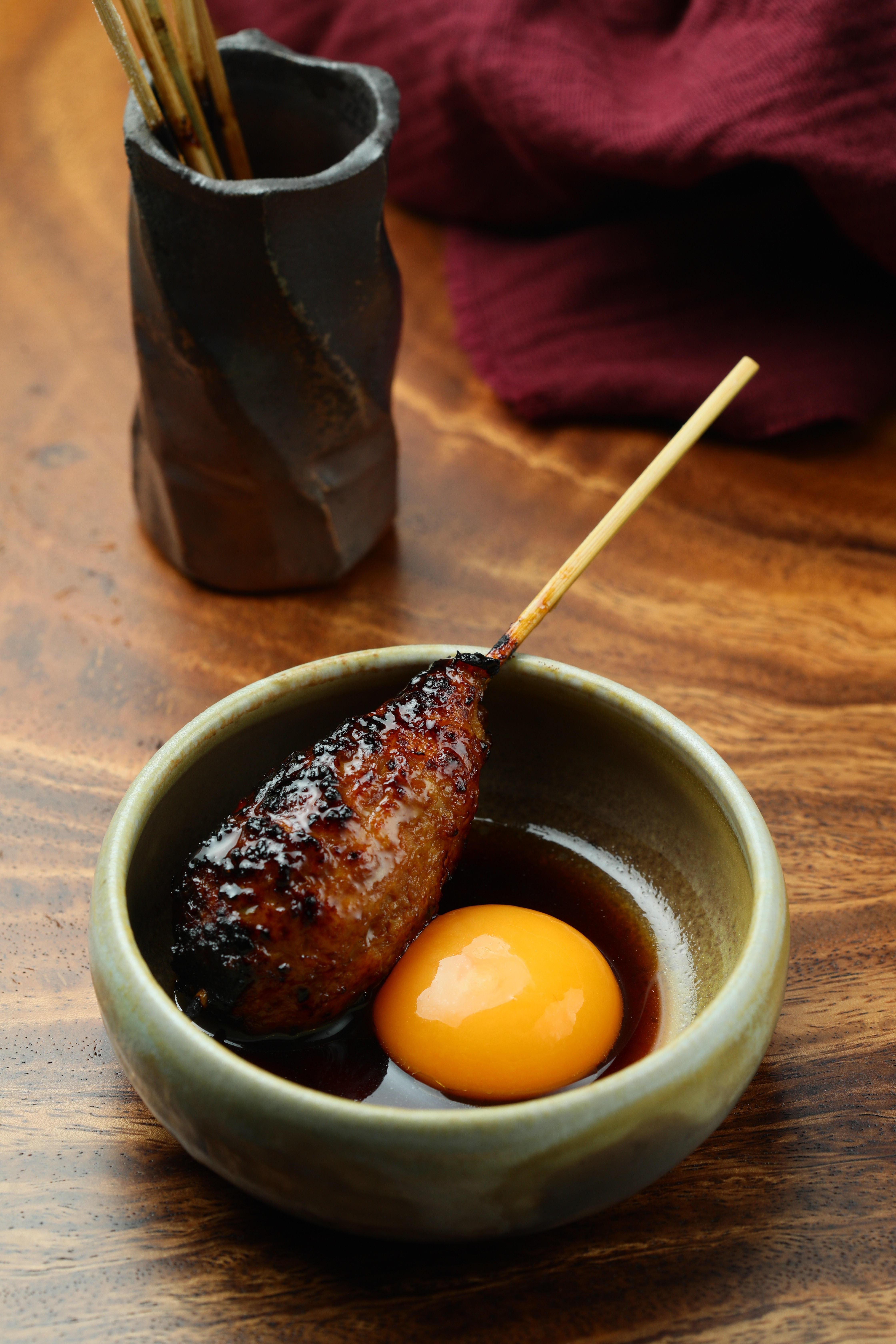 「醬烤｜雞肉丸｜蛋黃」醬香撲鼻，絞肉拌入軟骨的爽脆質地，因著蛋黃的醇滑而更迷人了。