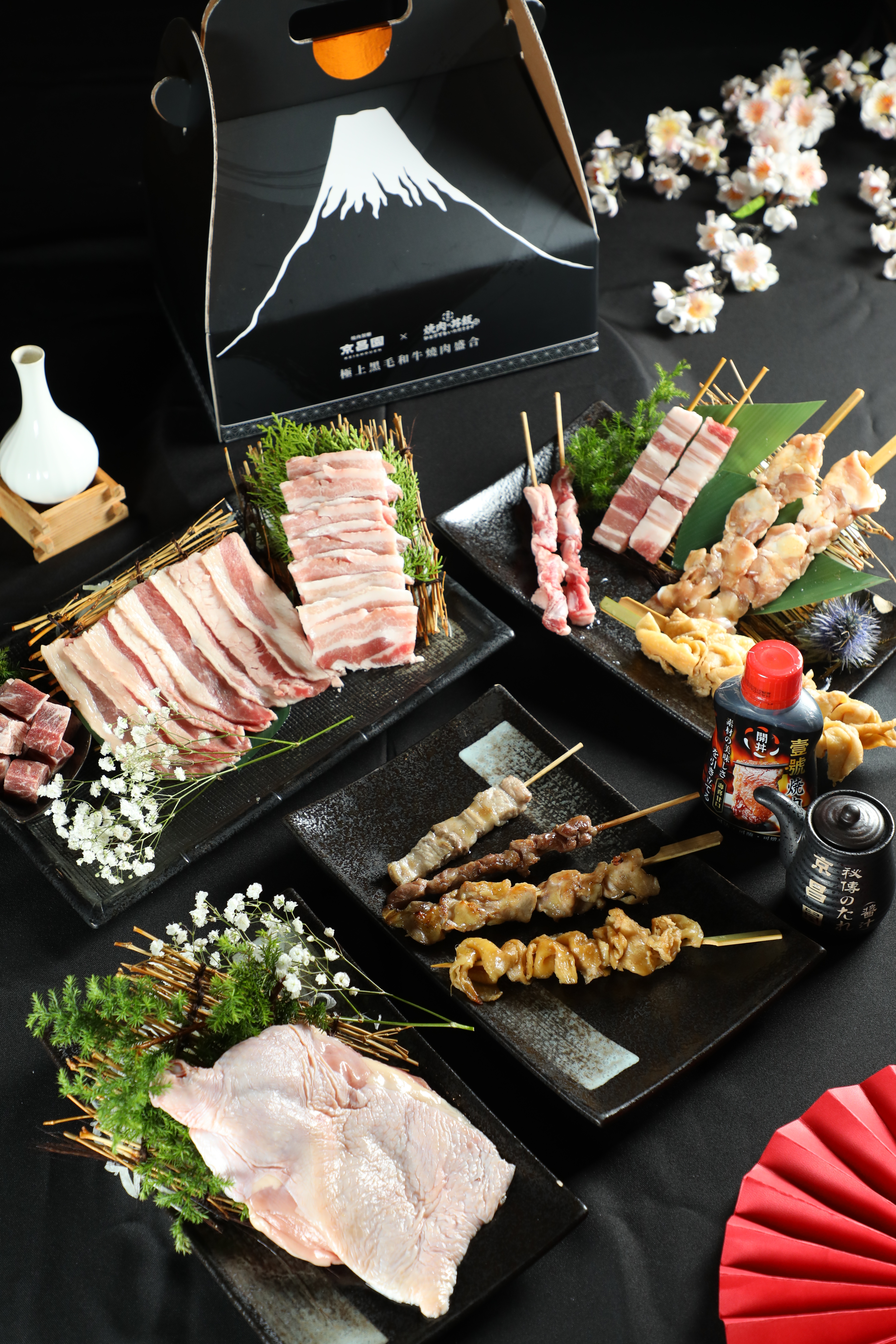 「赤選燒肉組」以烤串和肉片為主，可供3至4人同享，性價比相當高。（1,299元／組）