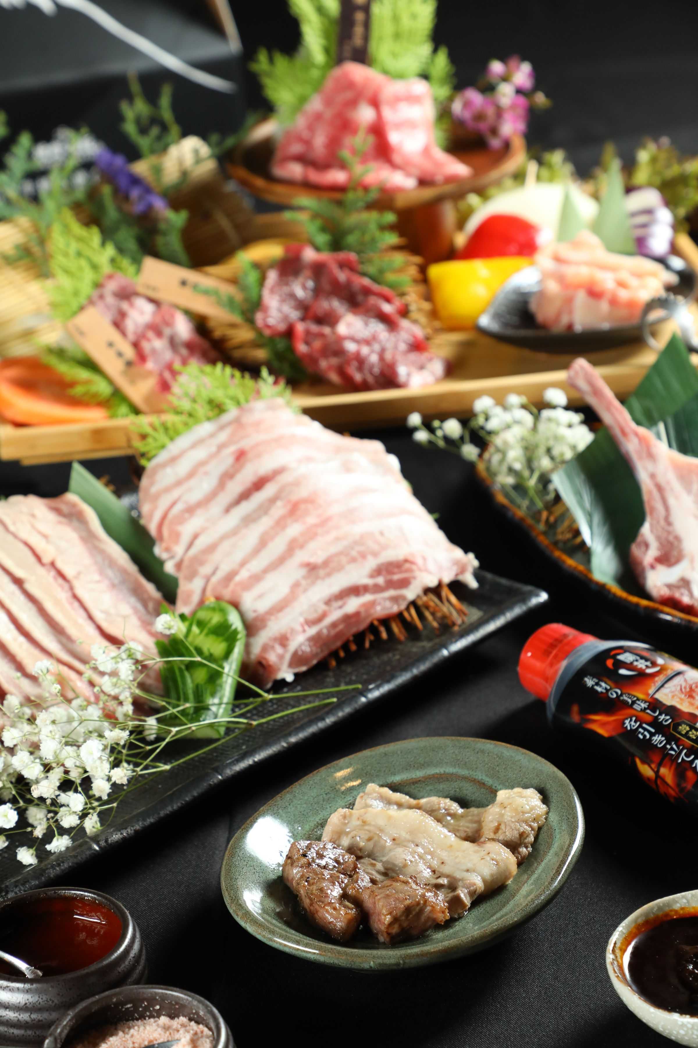 「銀選和牛燒肉組」除可嘗到黑毛和牛肉片，還有開丼的戰斧豬排、骰子牛等堅強陣容，適合什麼都想嘗一點的人。（2,199元／組）