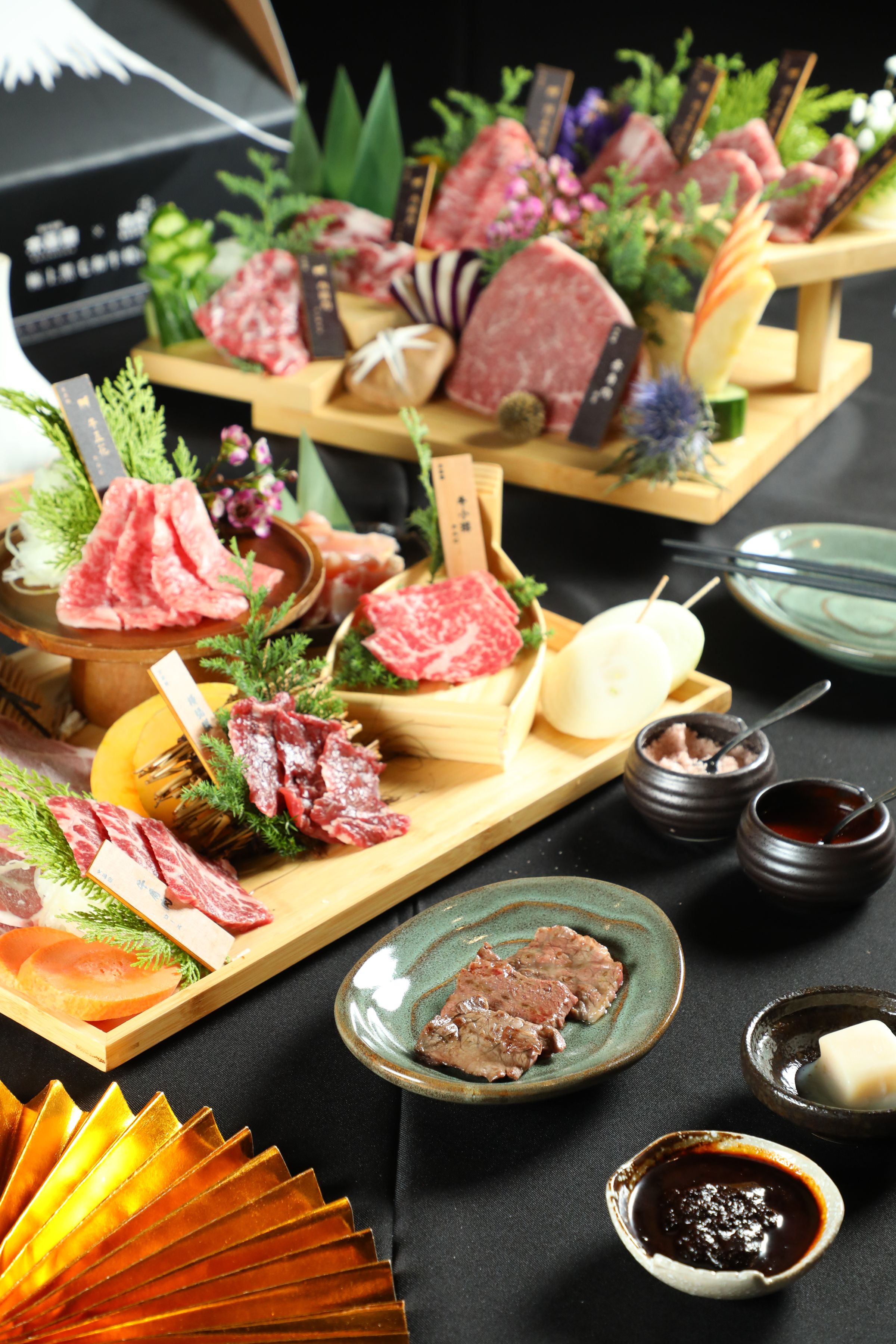 「金選和牛燒肉組」精選4款黑毛和牛肉品，搭配美國無骨牛小排、特選牛肩、澳洲橫隔膜與國產活菌豚肩肉，台日美澳一次滿足。（3,999元／組）