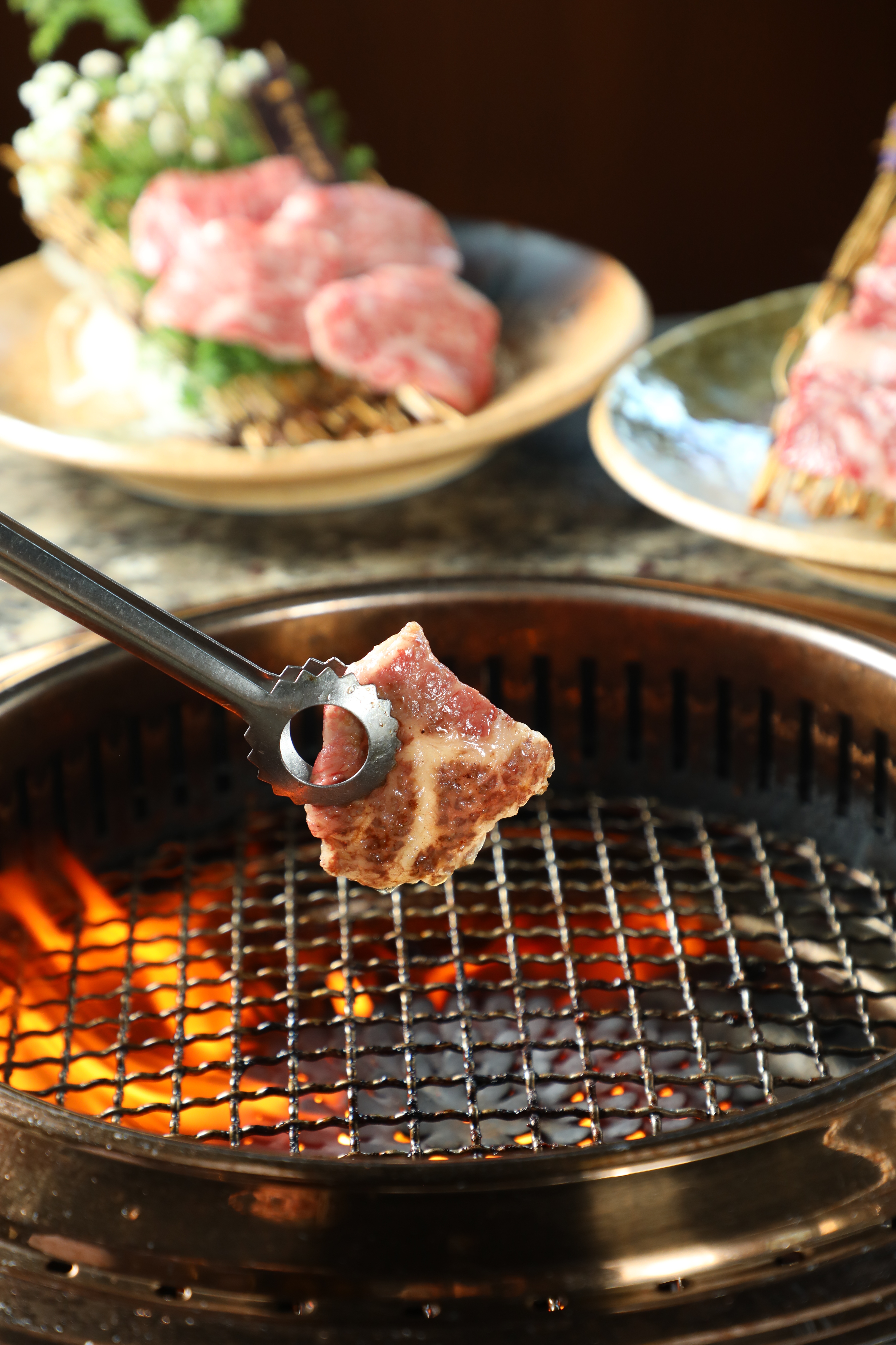 懶得在家烤肉也可到店裡親炙燒肉美味，「特上牛五花」（右）、「特上牛肩肉」（左）都是油花剛好不膩人的選擇。（皆780元／單點）