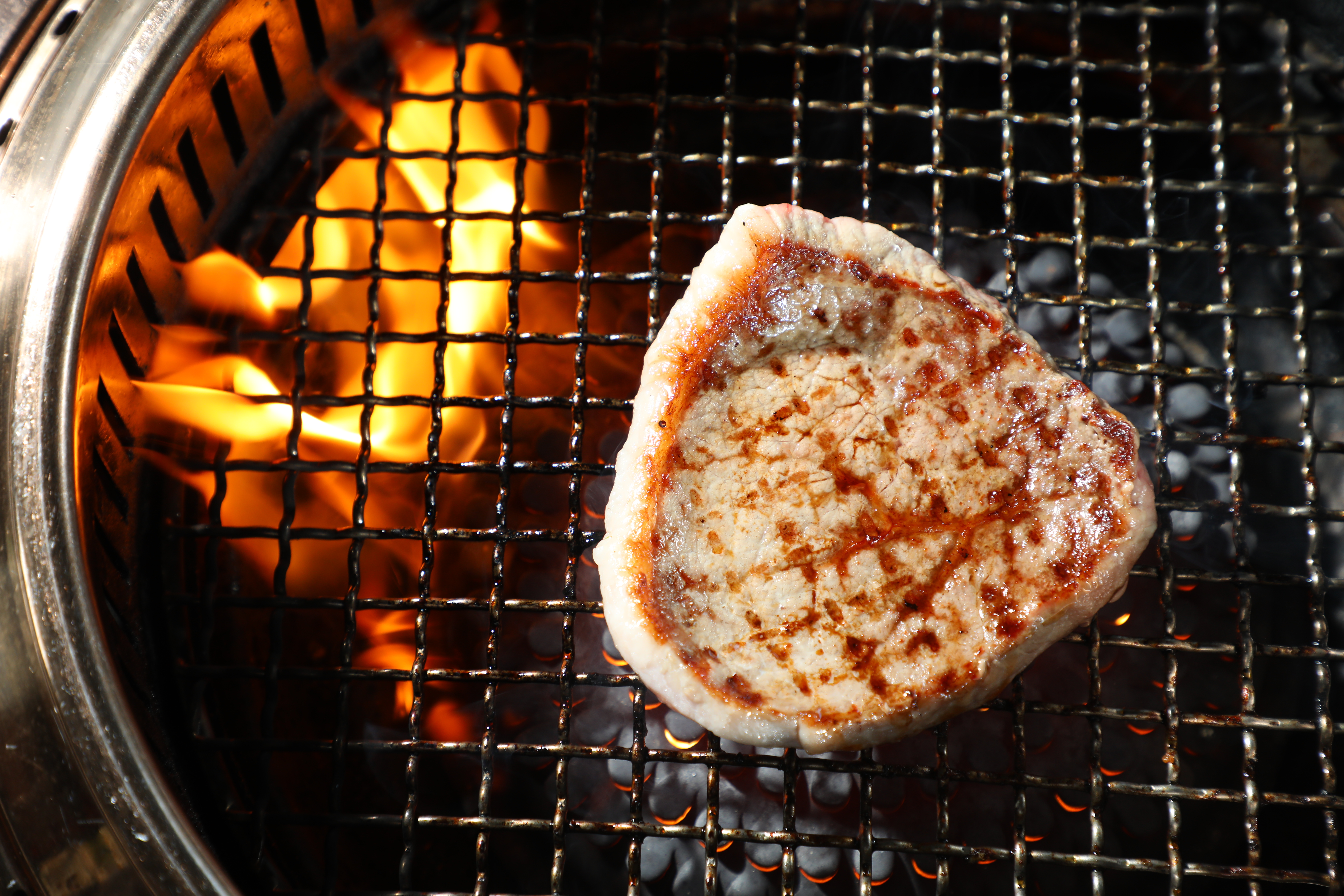 日本近年流行吃精實的紅肉，「赤身牛排」含脂量低，肉汁卻更鮮甜了。（780元／單點）