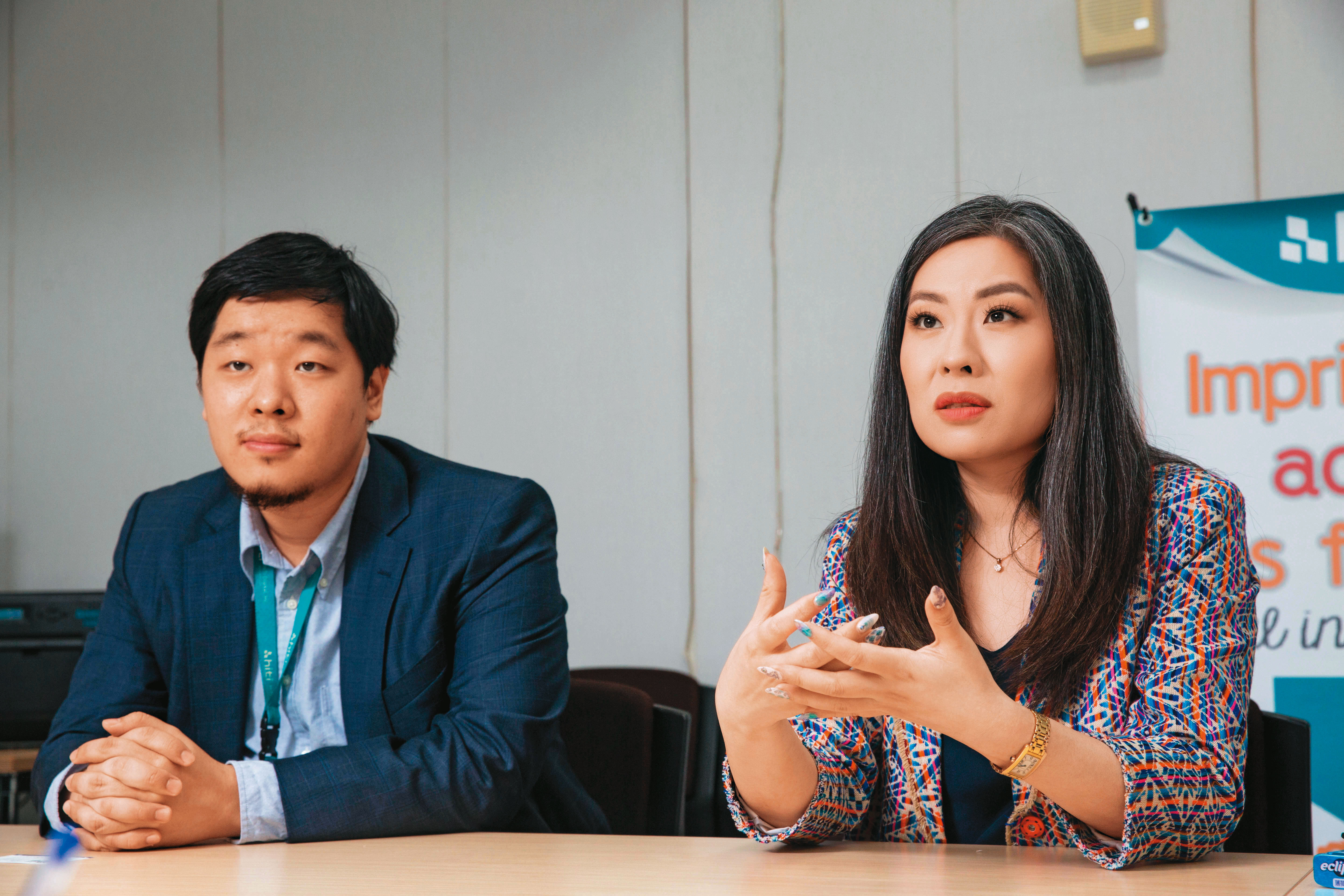 多數台灣企業交由兒子接班，黃健華選擇讓女兒黃茯（右）扛下重擔，兒子黃川（左）則擔任子公司謙華科技董事長。