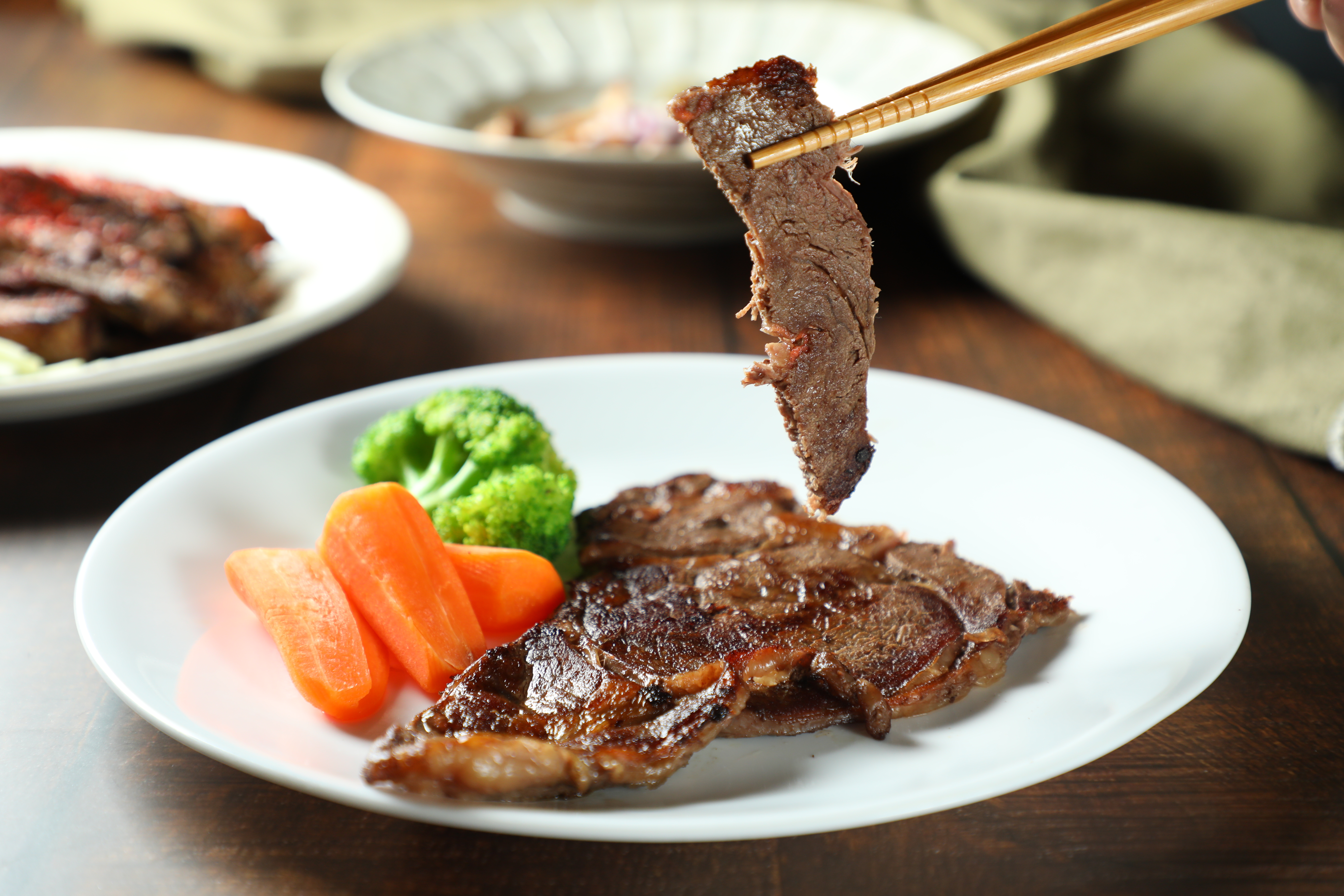 「美國肋眼沙朗牛排」厚度較薄，單面約煎30秒就可起鍋。（中秋套組內容）