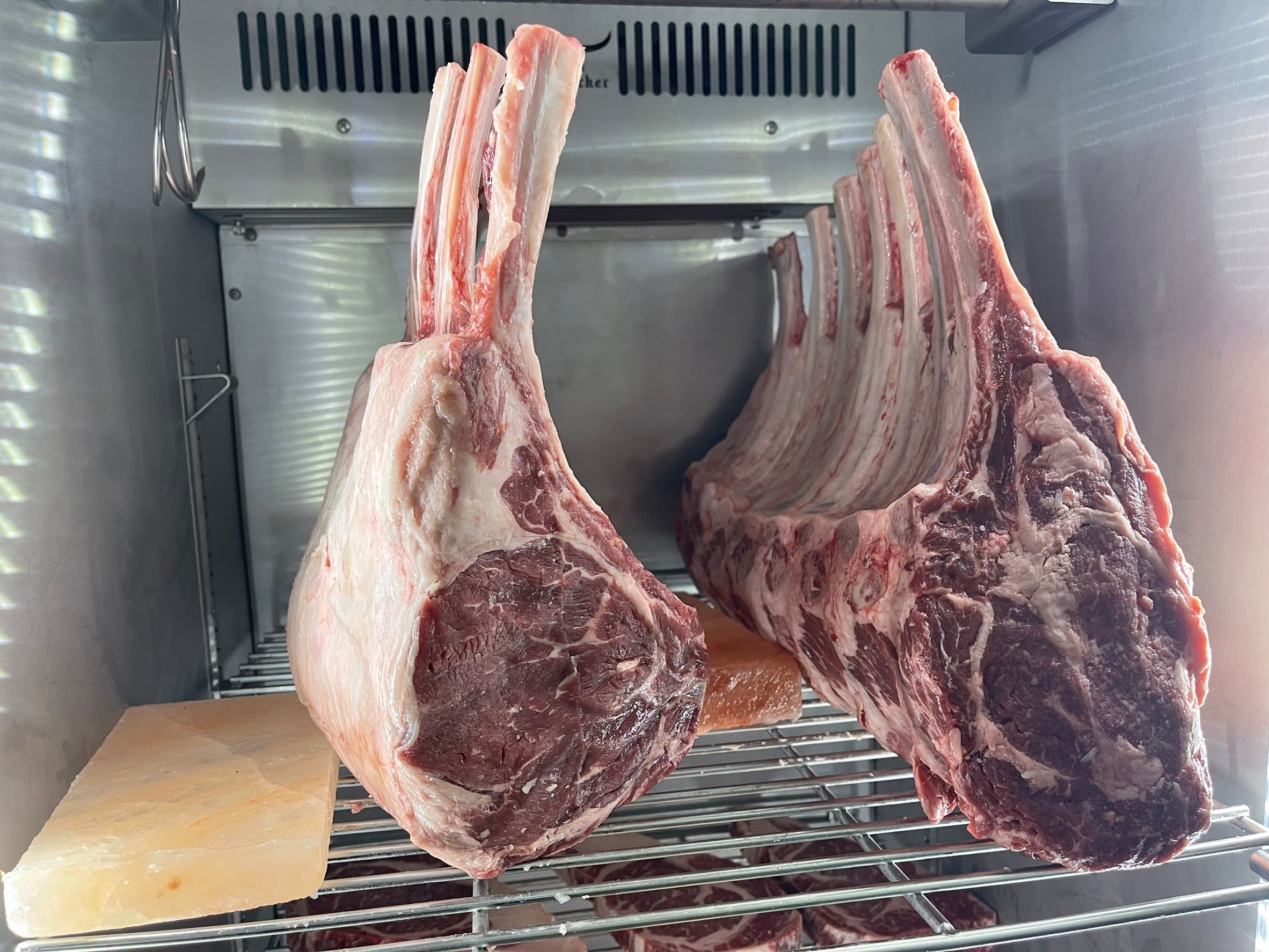 老闆吃肉還提供乾式熟成肉品等進階選擇。（限回頭客購買）