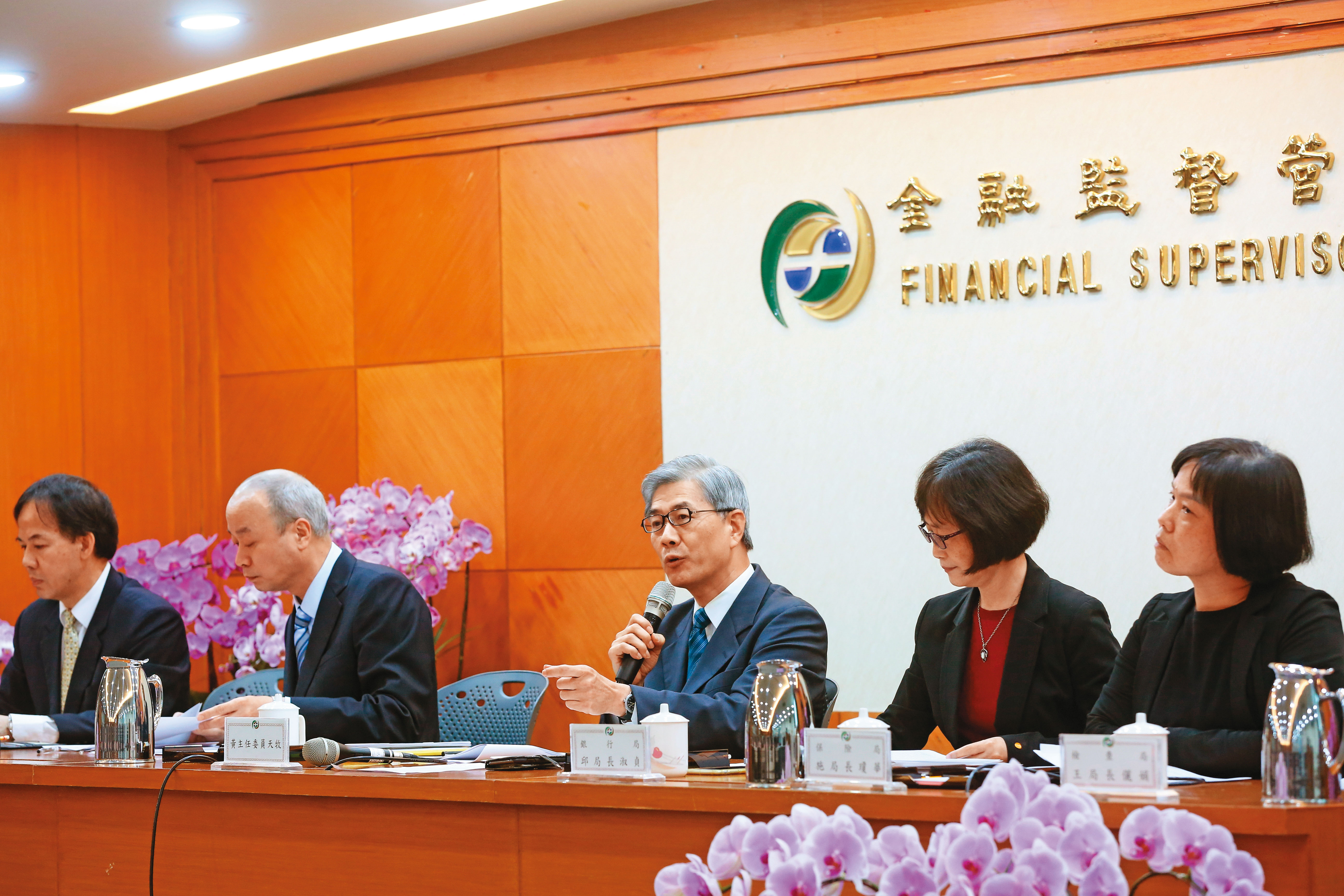 上路11年的類全委保單亂象叢生，金管會該加速監理制度實施，保障保戶權益。