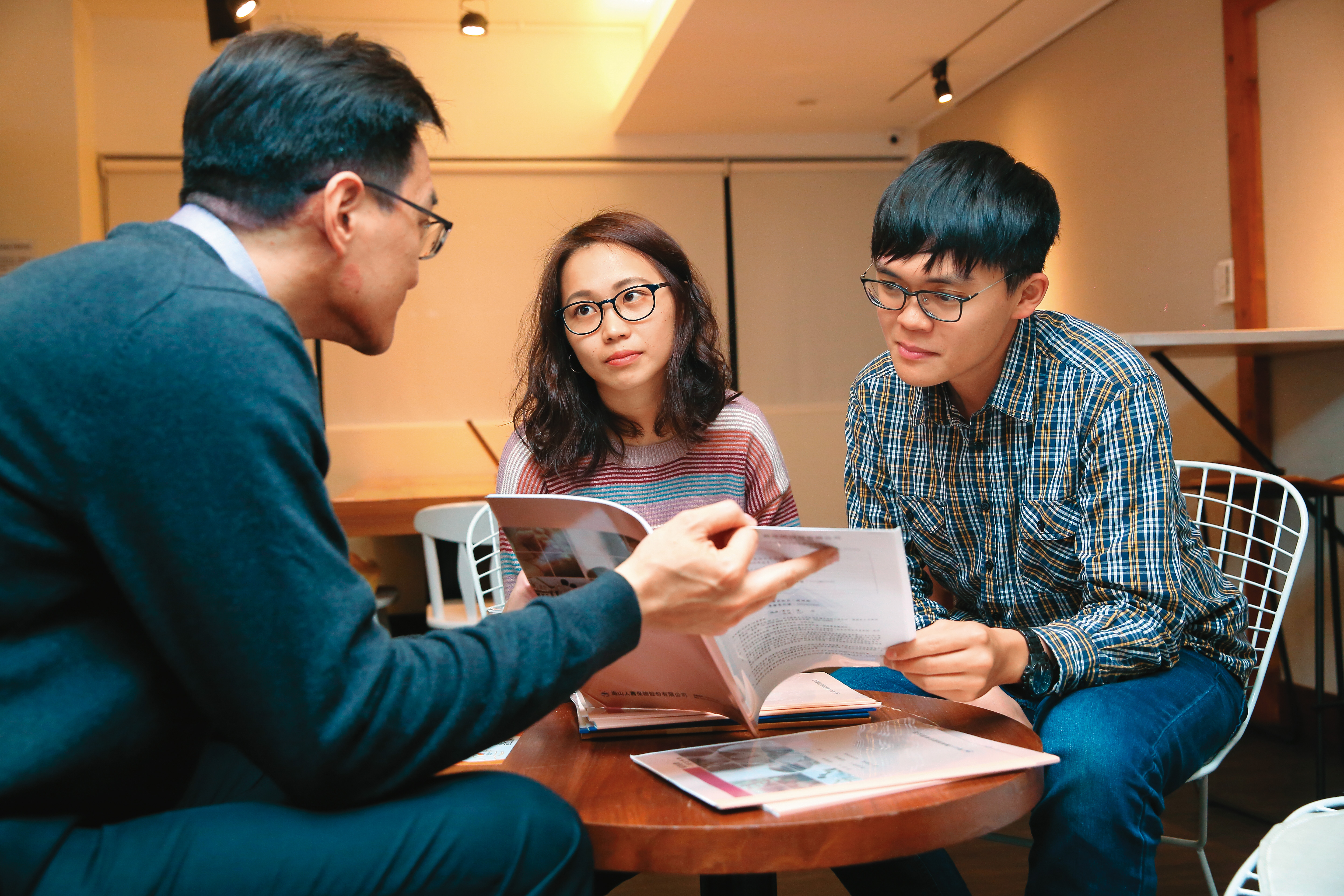 強調專家代操的類全委保單,因無公開平台能比較優劣,保戶也只能「全然信任」專家。