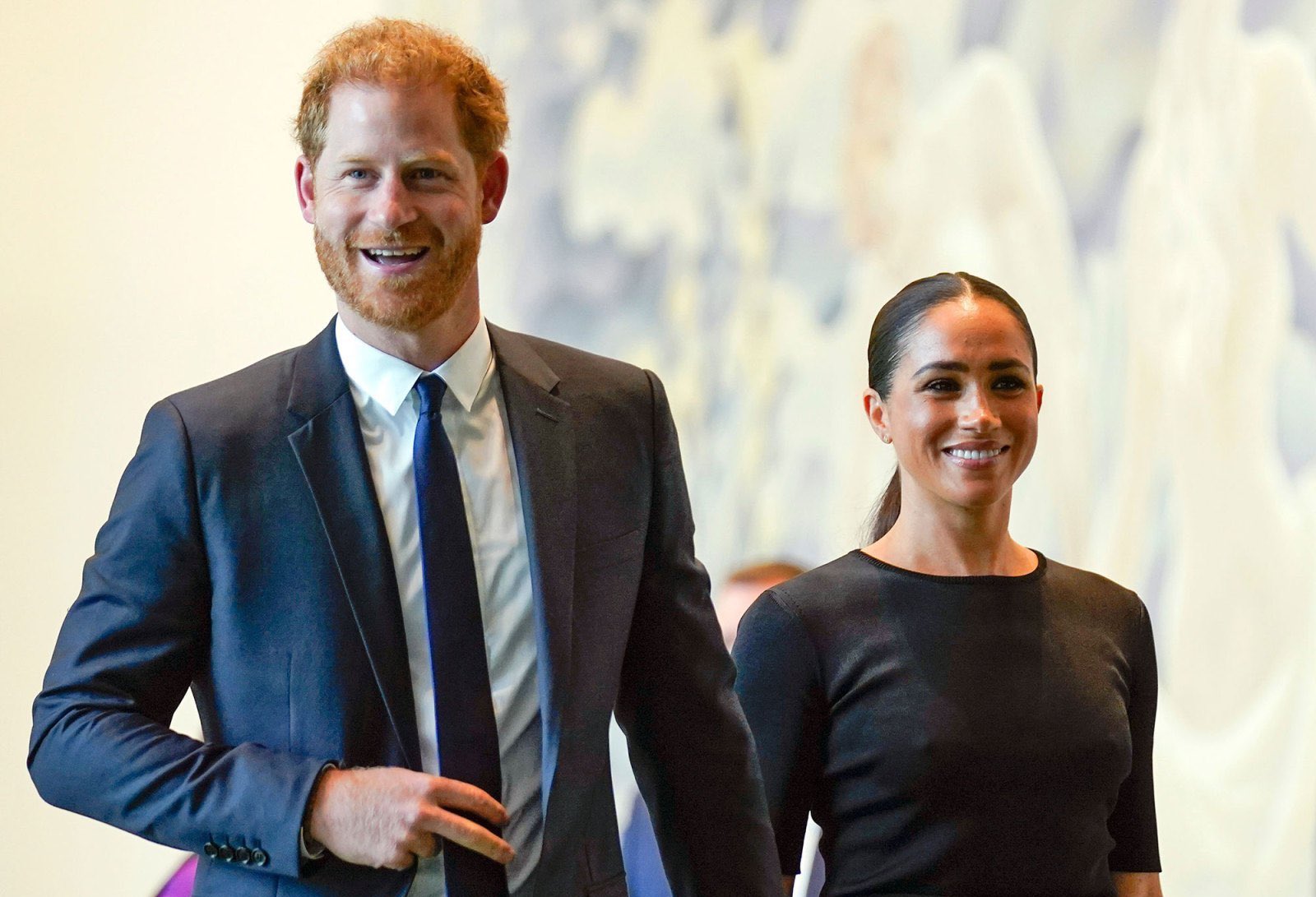 哈利王子（左）與妻子梅根（右）已低調返回英國。（翻攝inspiredduchess推特）