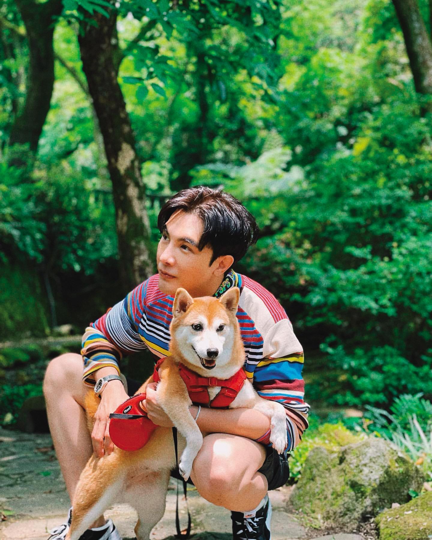 謝佳見的狗女兒Uni,是他在台灣唯一的精神寄託,就像室友一樣。(翻攝自謝佳見IG)