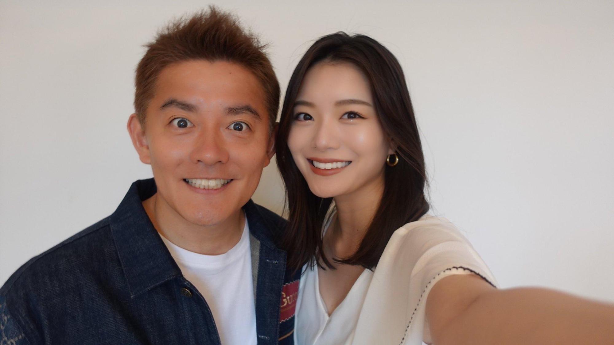 井戶田潤(左)與蜂谷晏海交往8年修正果,今公開甜蜜合照宣布婚訊。(翻攝自井戶田潤Twitter)